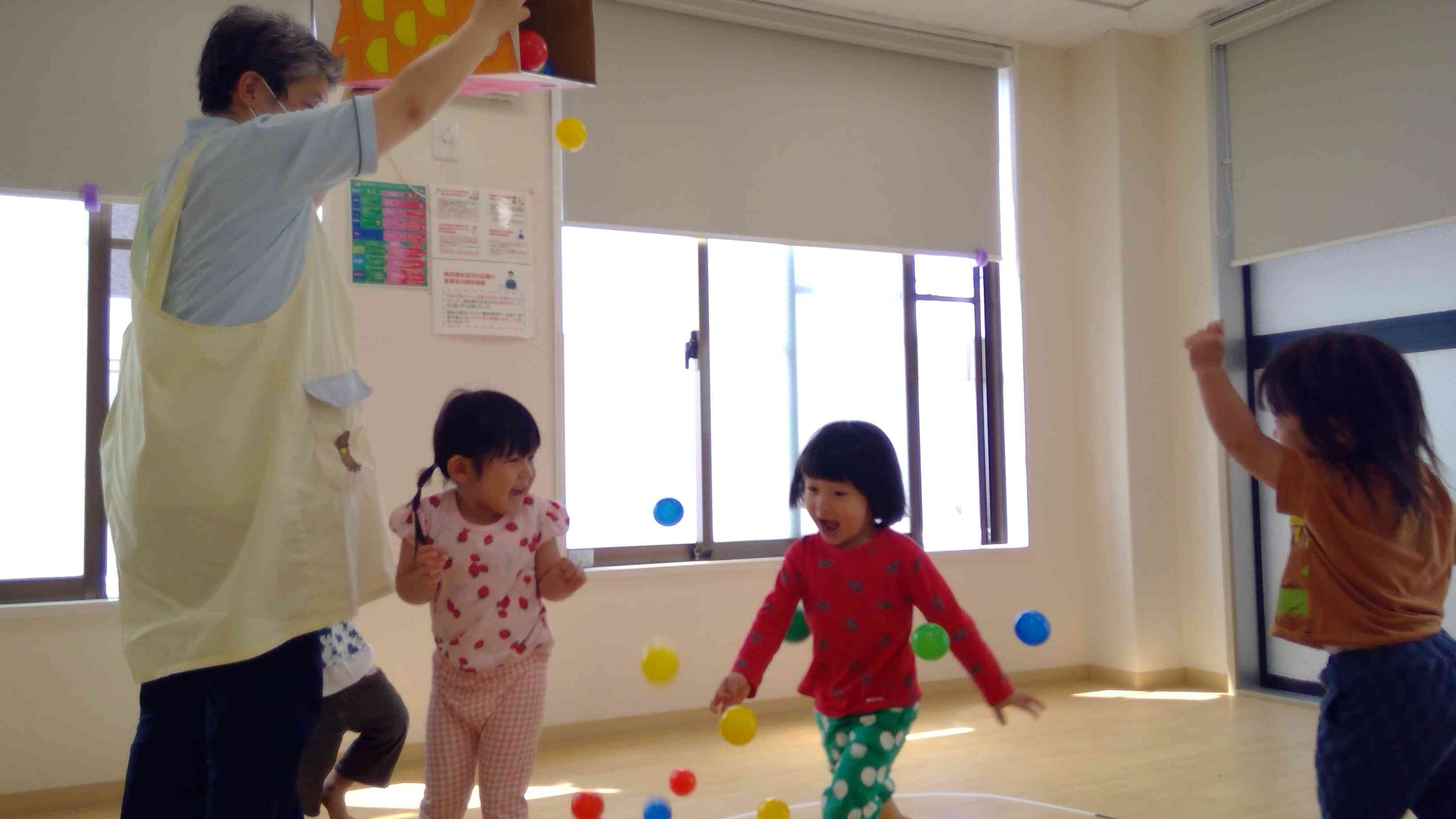 もう一回しようって先生が箱の中のボールを全部出すと子ども達は大喜びです。
