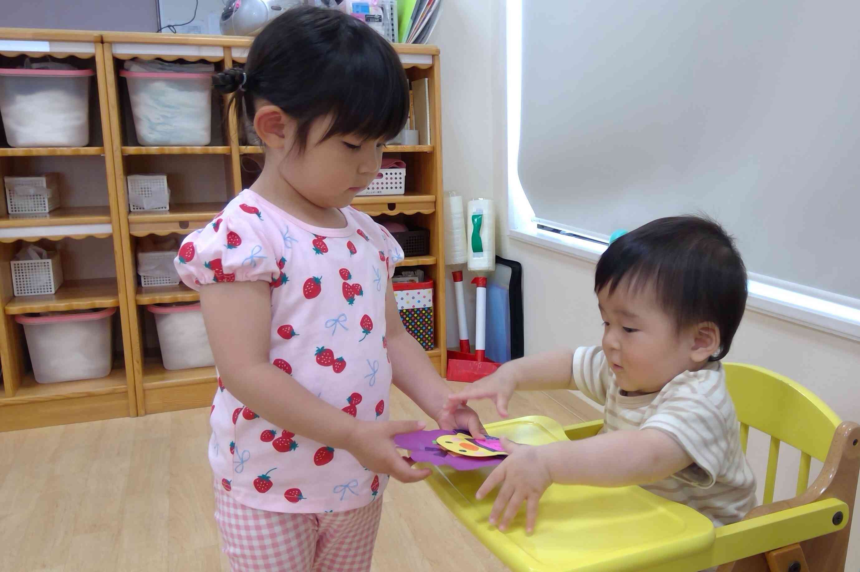 お姉ちゃんからお誕生日カードを渡してもらい嬉しそうなK君でした。