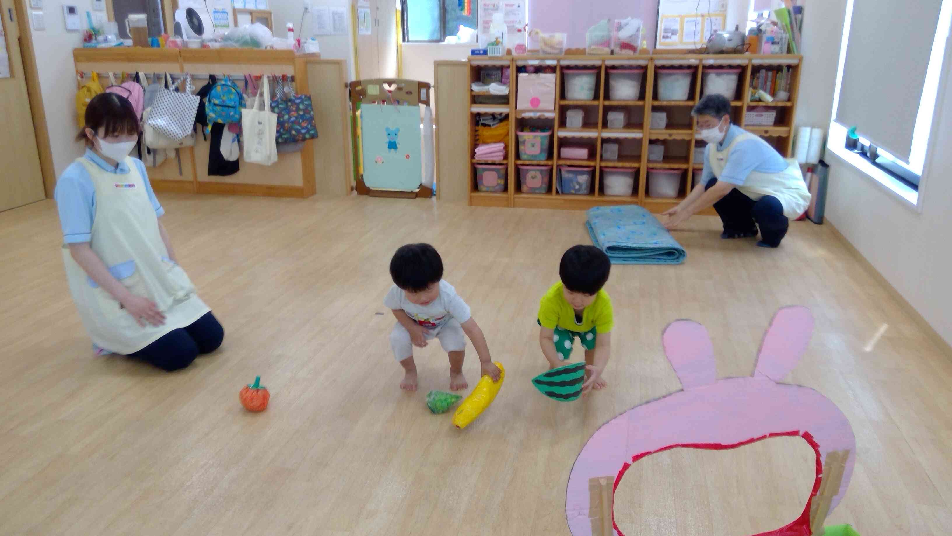 沢山の果物の中からお気に入りを選択していました。