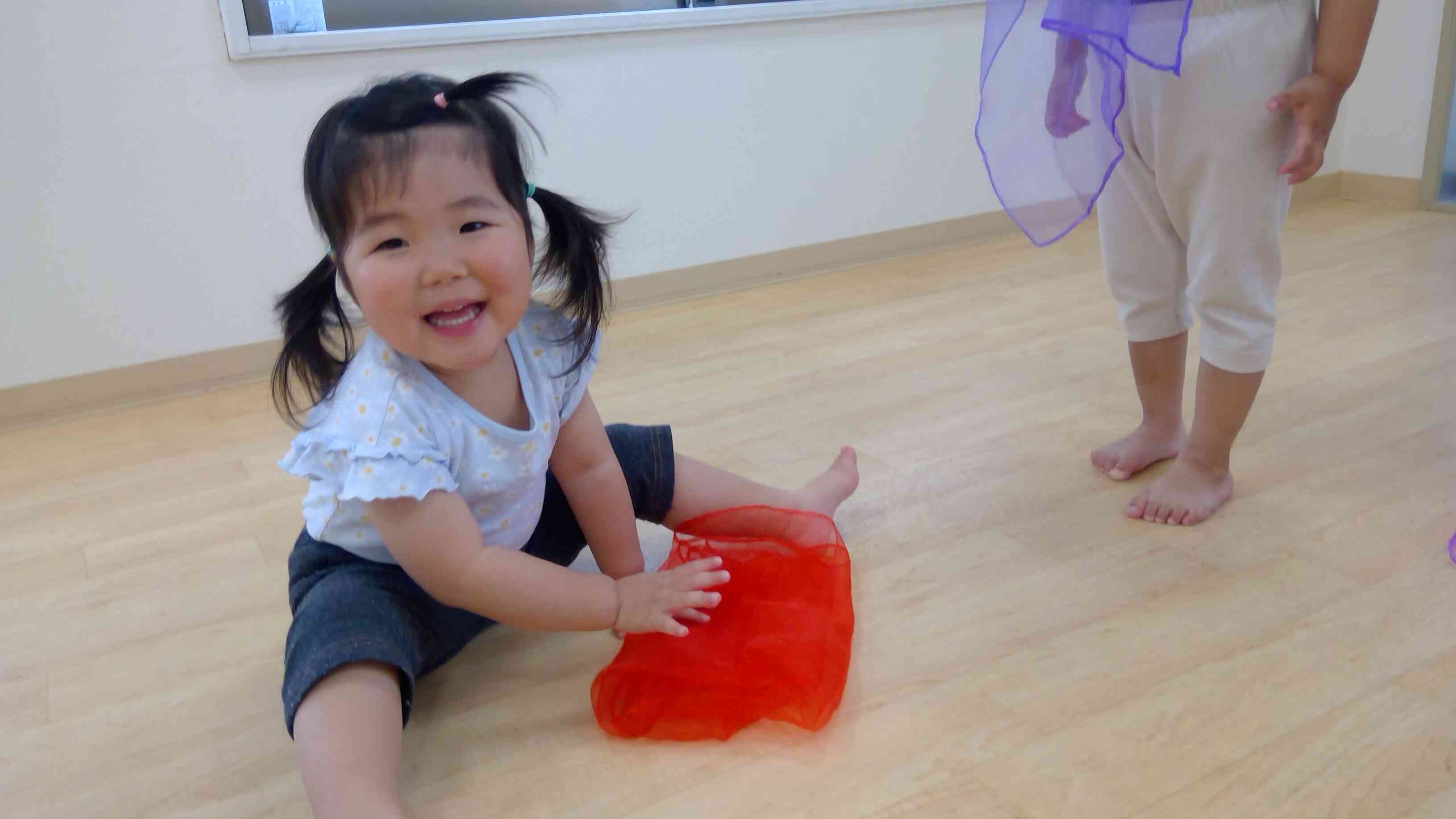 綺麗にたたんでみるHちゃん。園でも毎日自分のお布団（バスタオル）をたたんでいます。