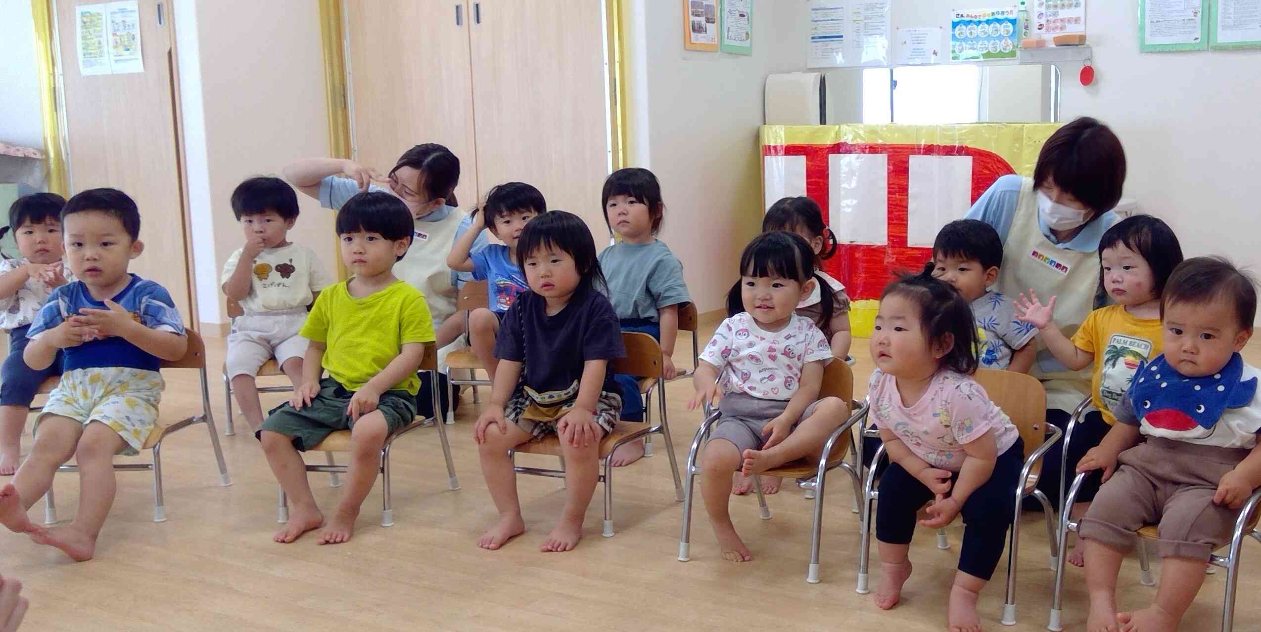 先生からの出し物ではシアターを真剣に見ている子ども達。