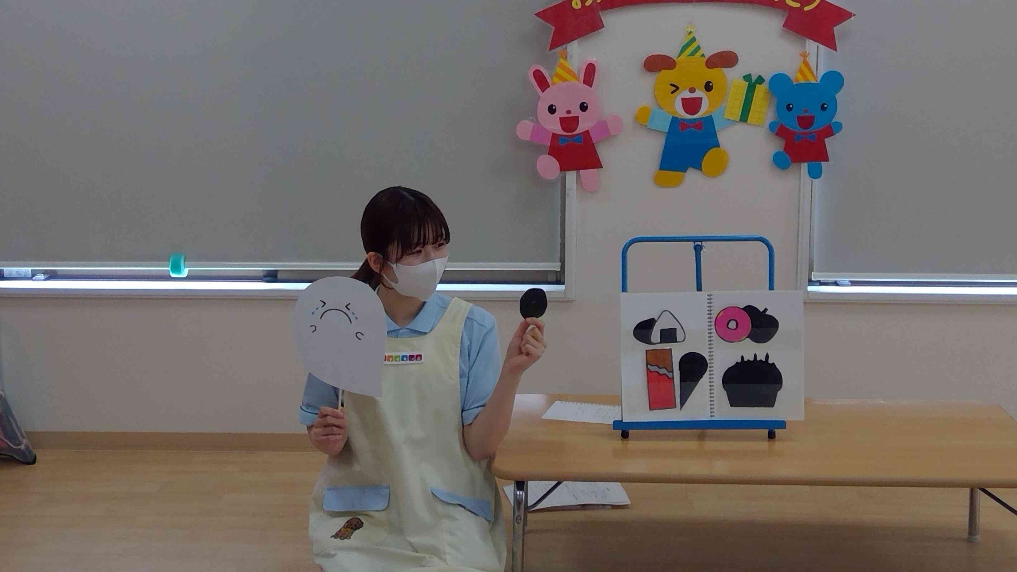 おばけちゃんが冷蔵庫の中をのぞいてみたよ。影を見て何かを当てるゲームだよ。先生がチラッと裏を見せてくれるので子ども達は集中して見ていました。