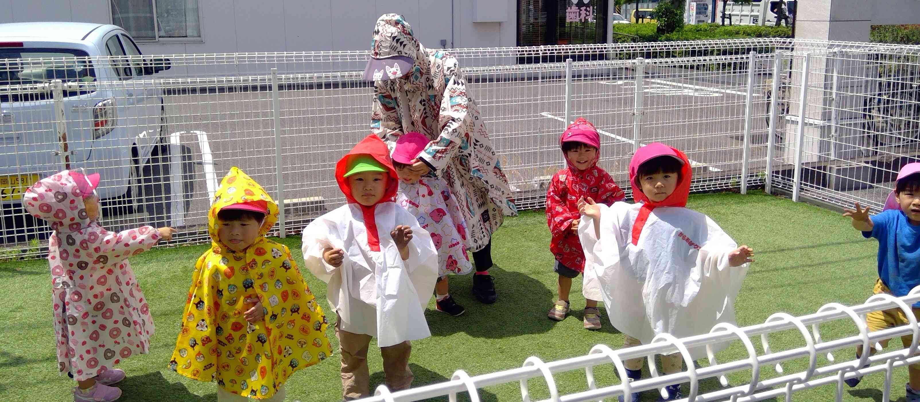 元気いっぱいの子ども達と先生の声が園庭に響いていました。