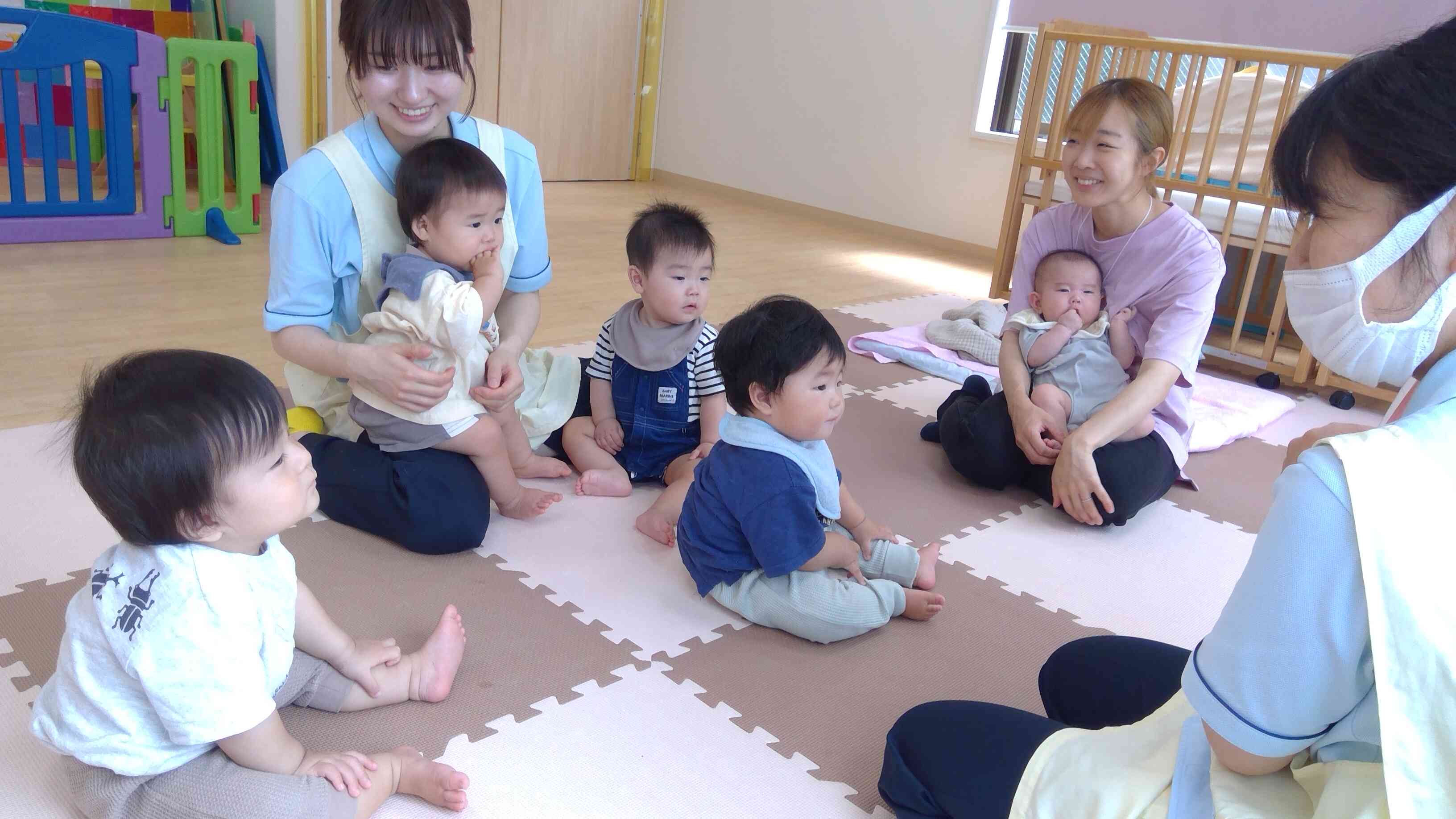 ０歳児クラスにかわいいお友達が仲間入りしました