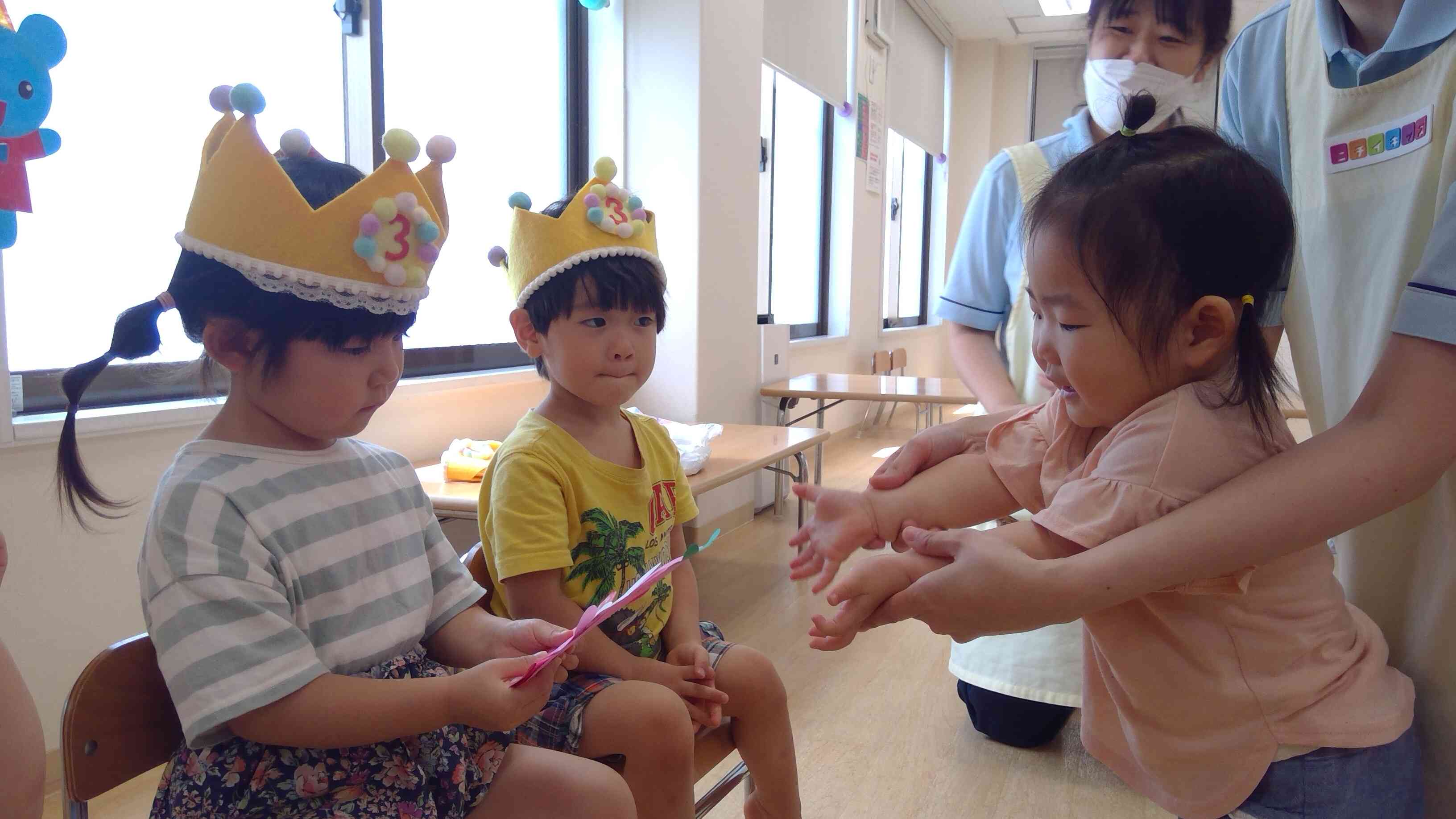 ９月生まれのお友達からお誕生日カードを渡してもらいました