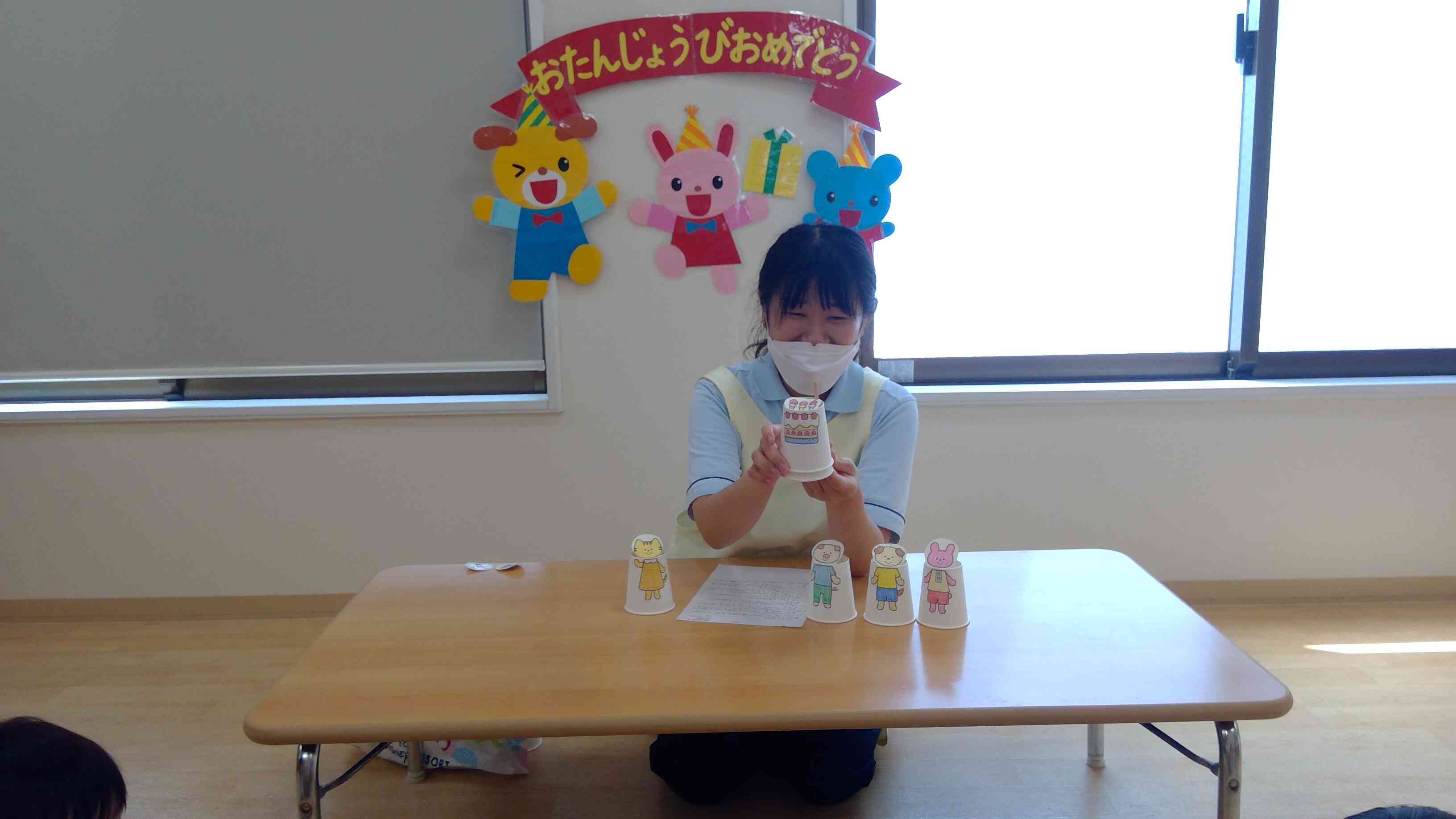 何の絵が描いてあるか真剣に見入る子ども達でした