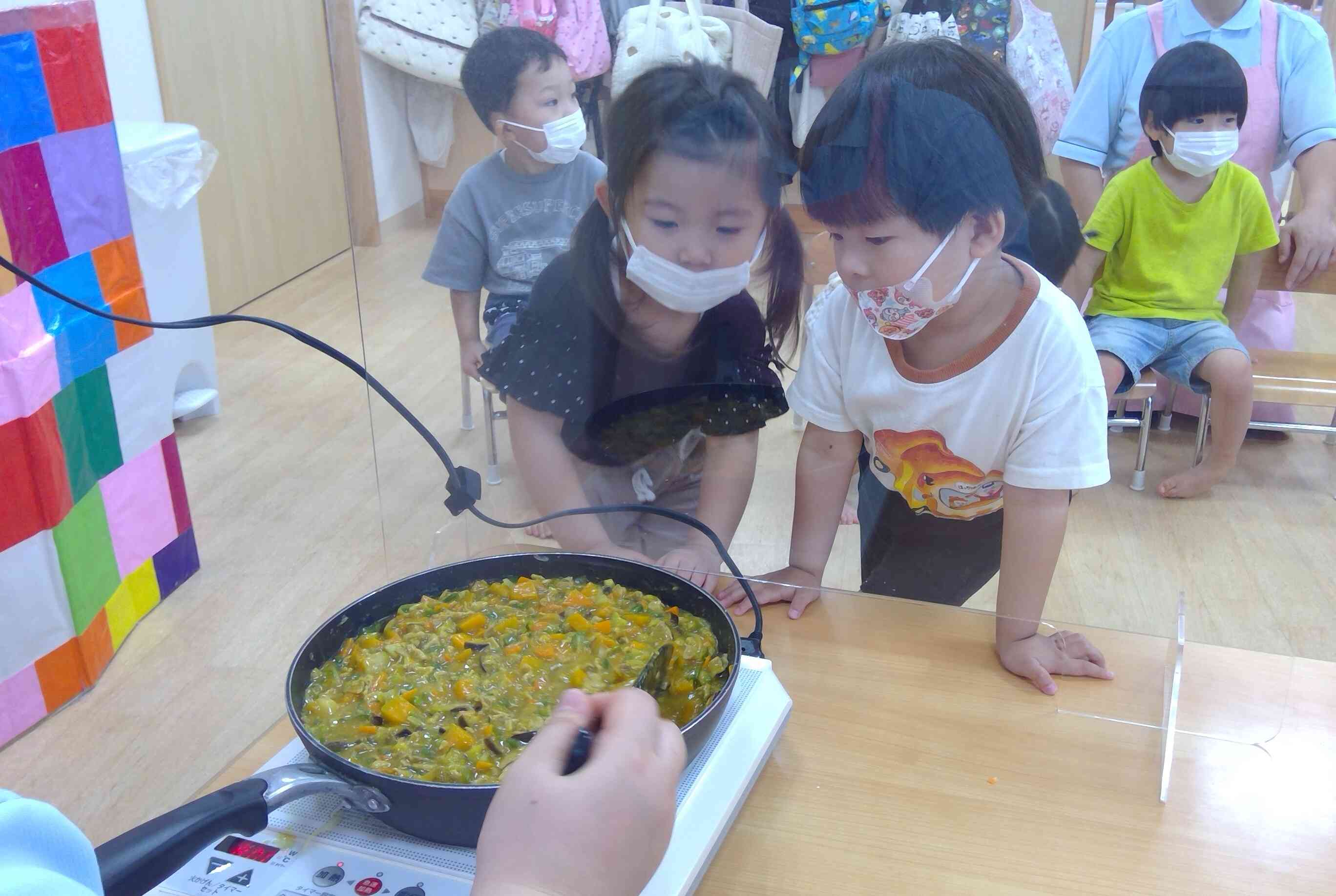 さぁ、材料は揃ったね。給食の先生に小さく切ってもらって炒めていきます。