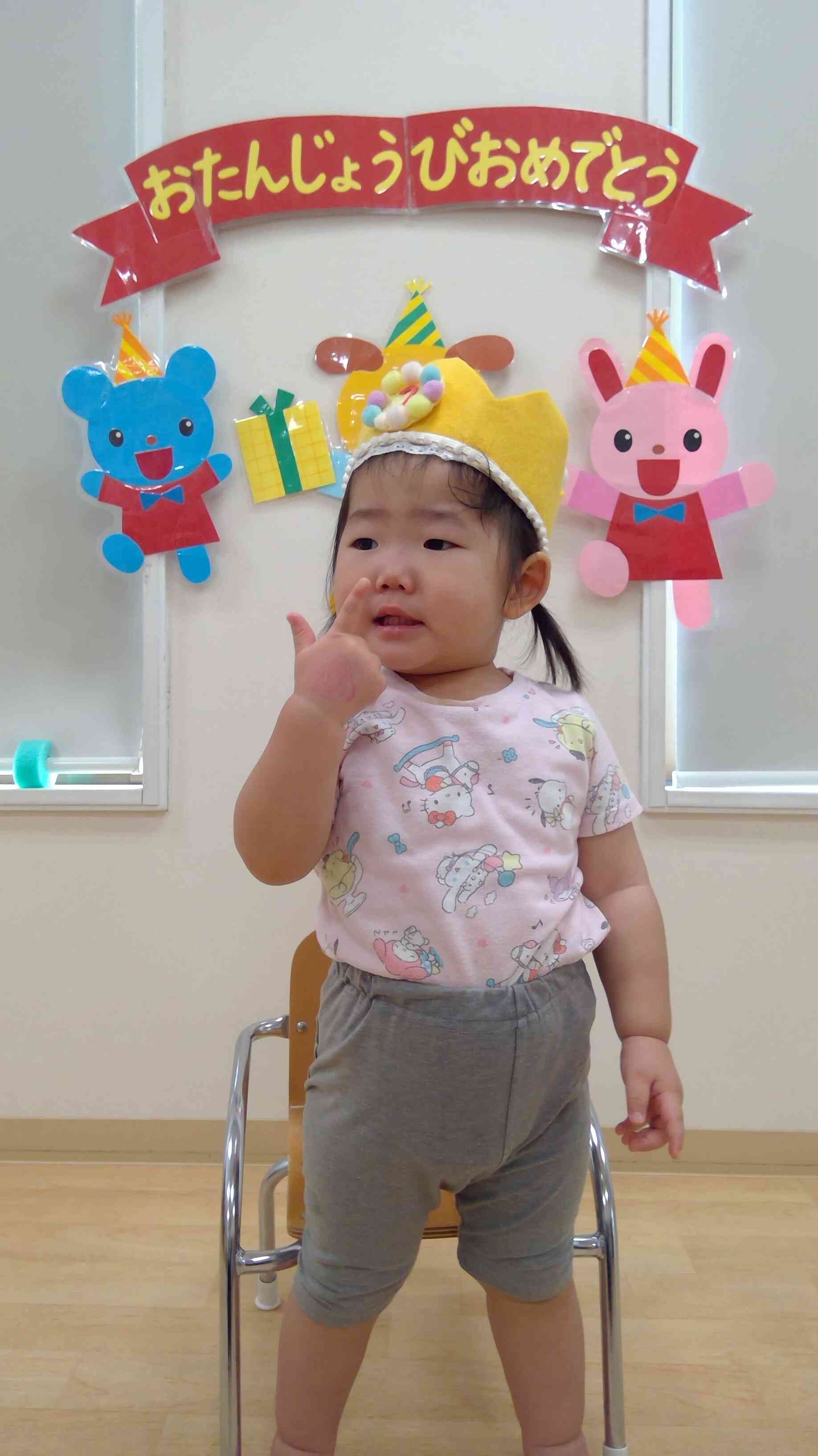 ２歳のポーズをして見せてくれました。