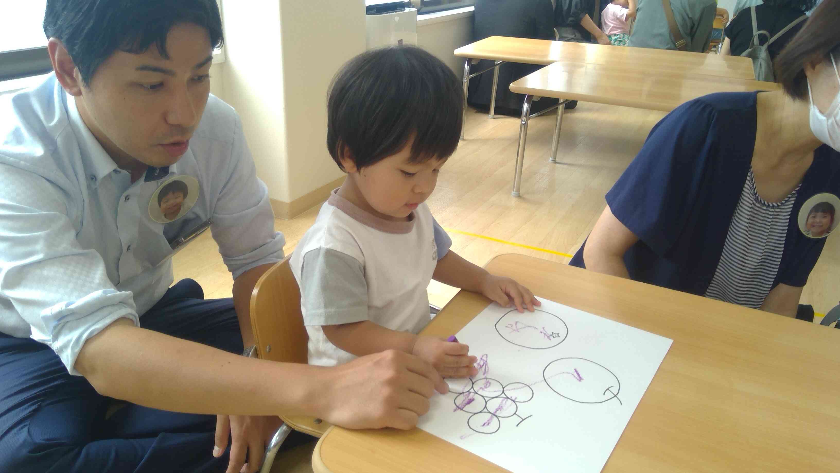 パパ、見ててね。ぶどうはこの色かな？