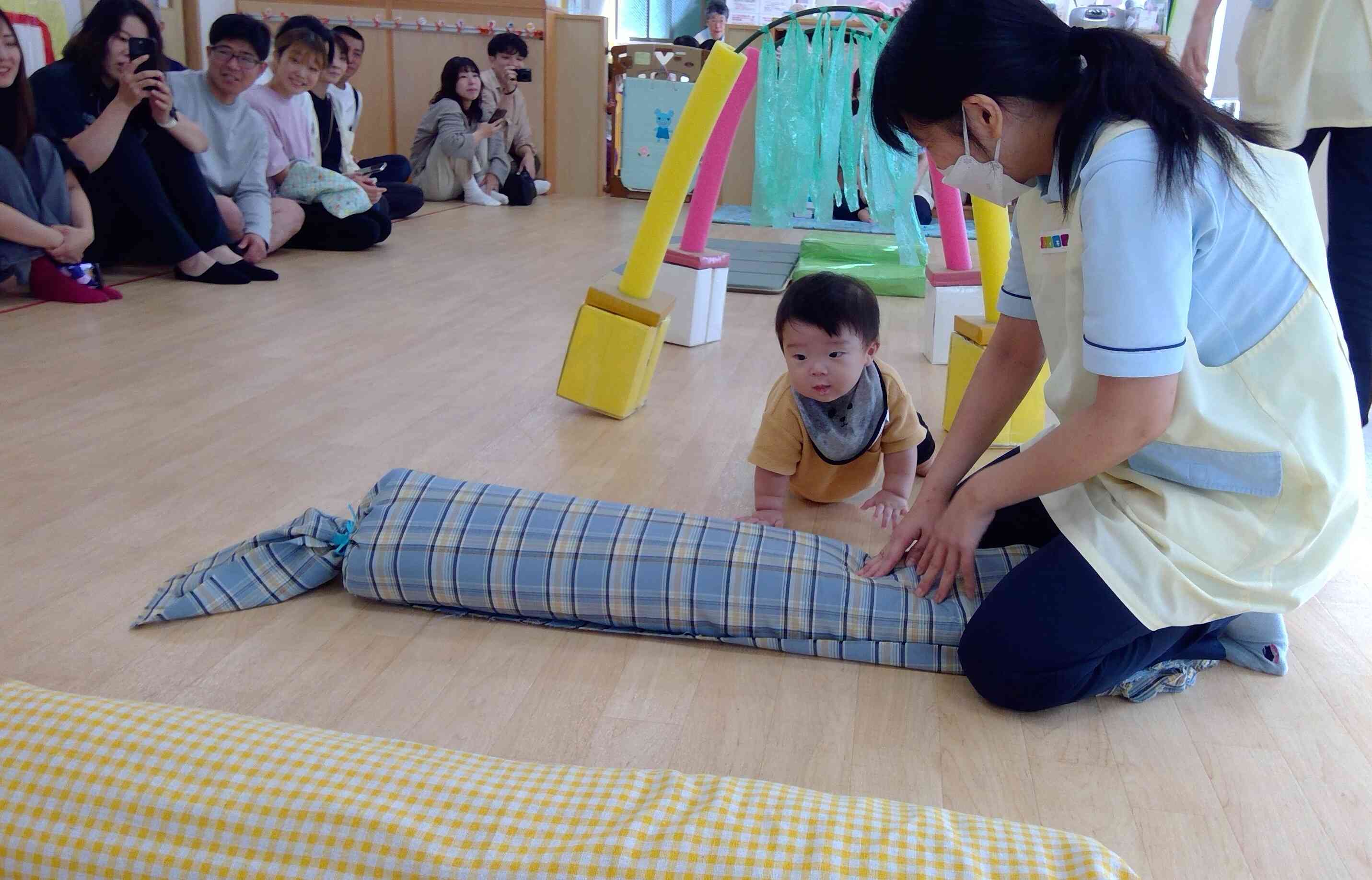 ハイハイが上手になった姿をみんなに見てもらったね