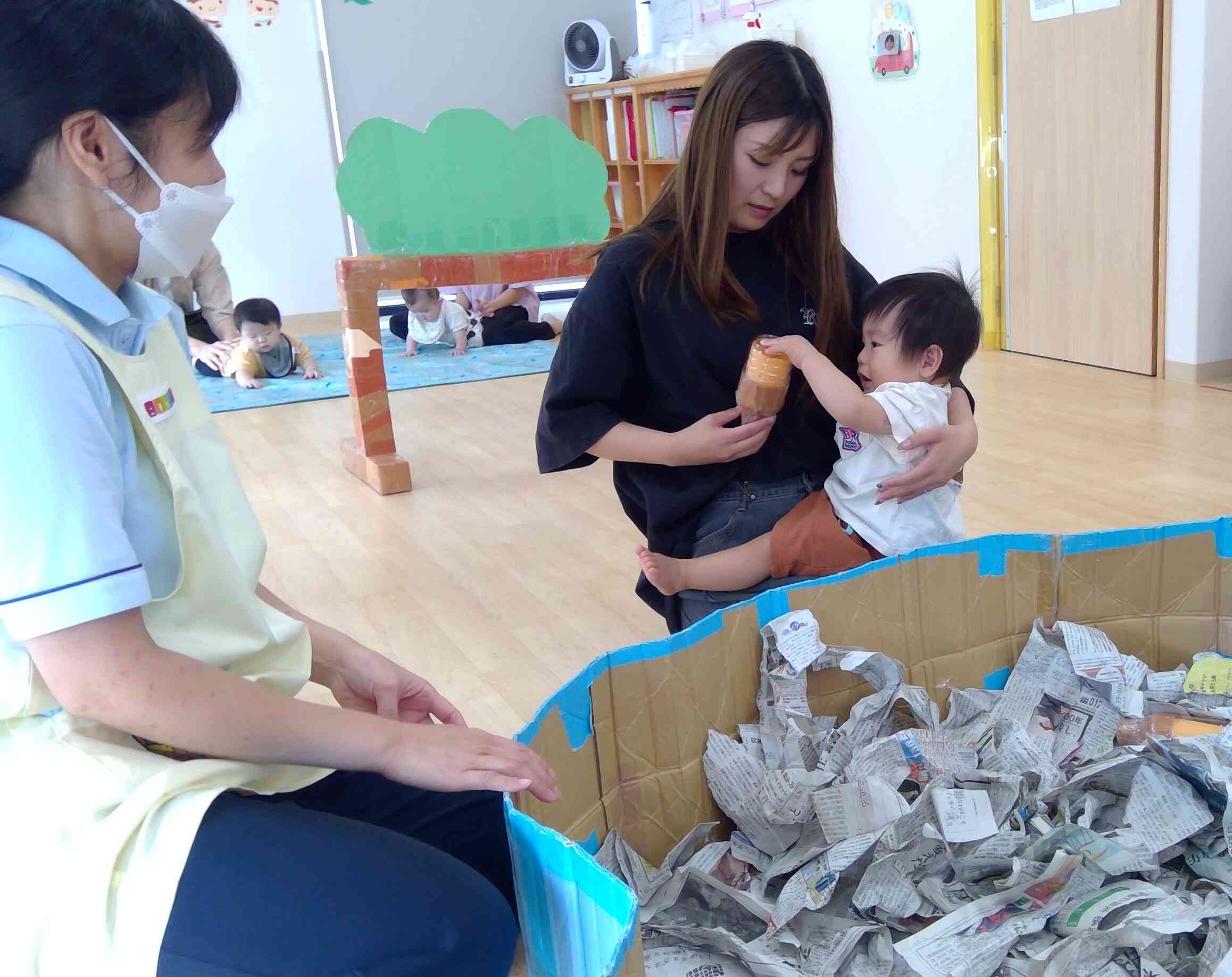 ママと一緒にどんぐり拾いをしました