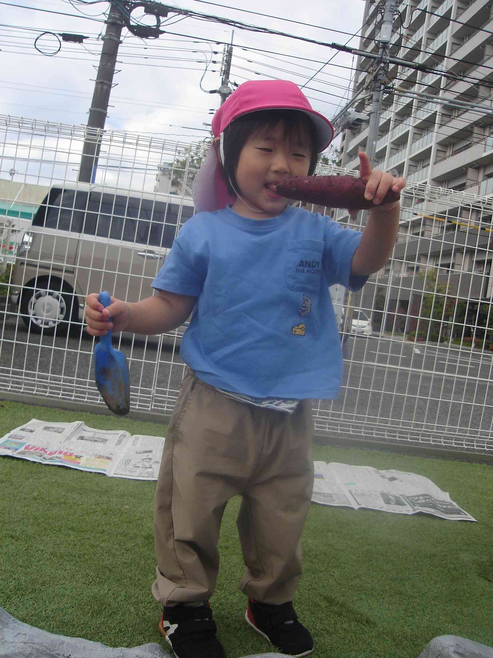 「お芋ほり」のイベントを楽しむ子供たちの姿を見ると来年も続けようと思う職員でした。