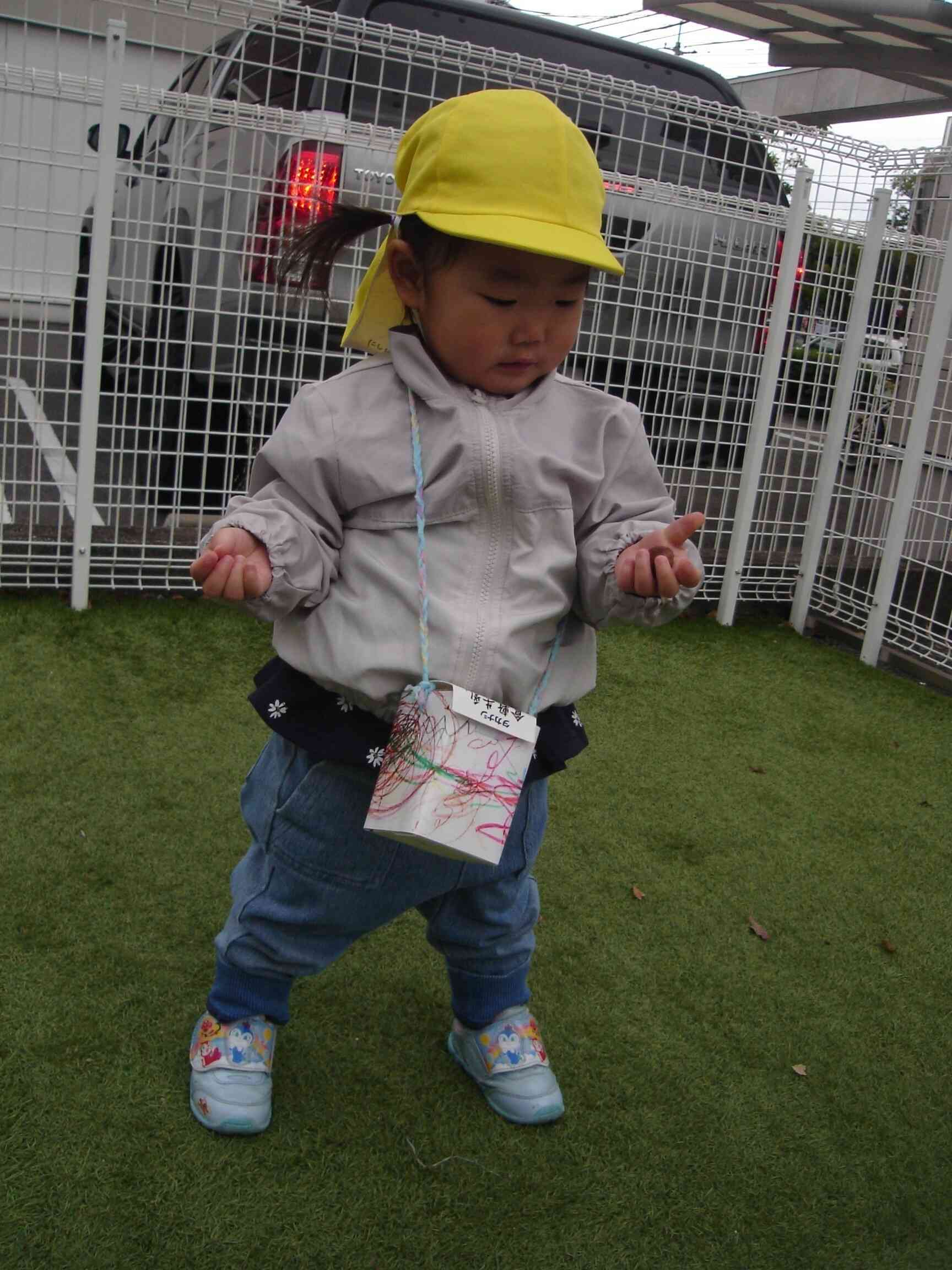 両手に大事そうに持っています