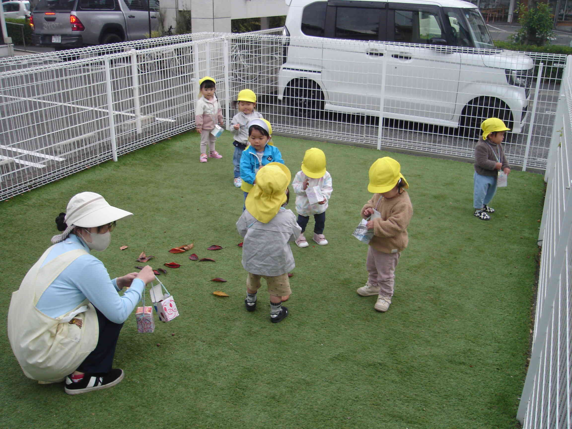 先生が葉っぱを撒いてくれました