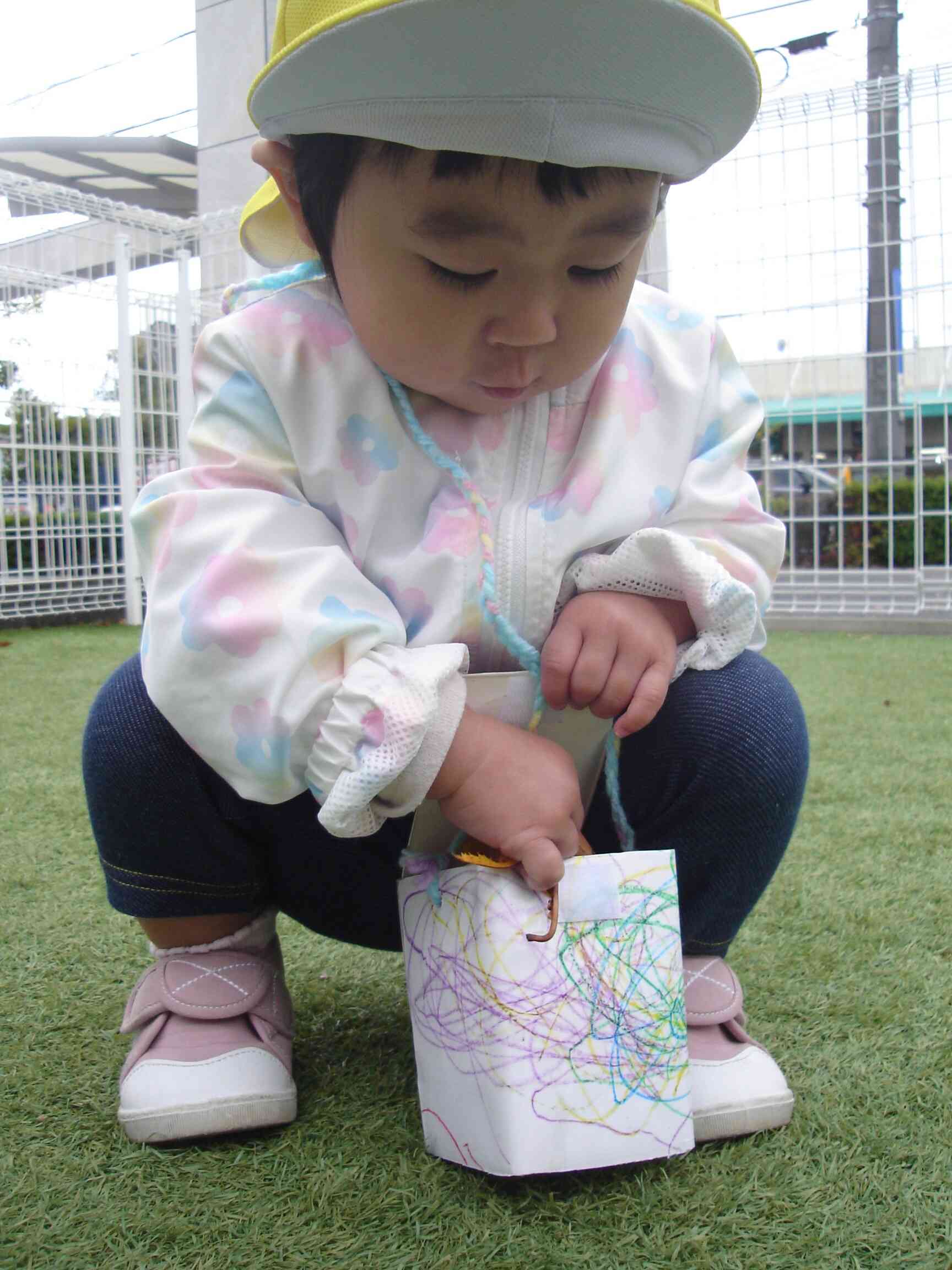 ふた付きのバッグだったのでどんぐりを入れるとマラカスみたいに音がしたね