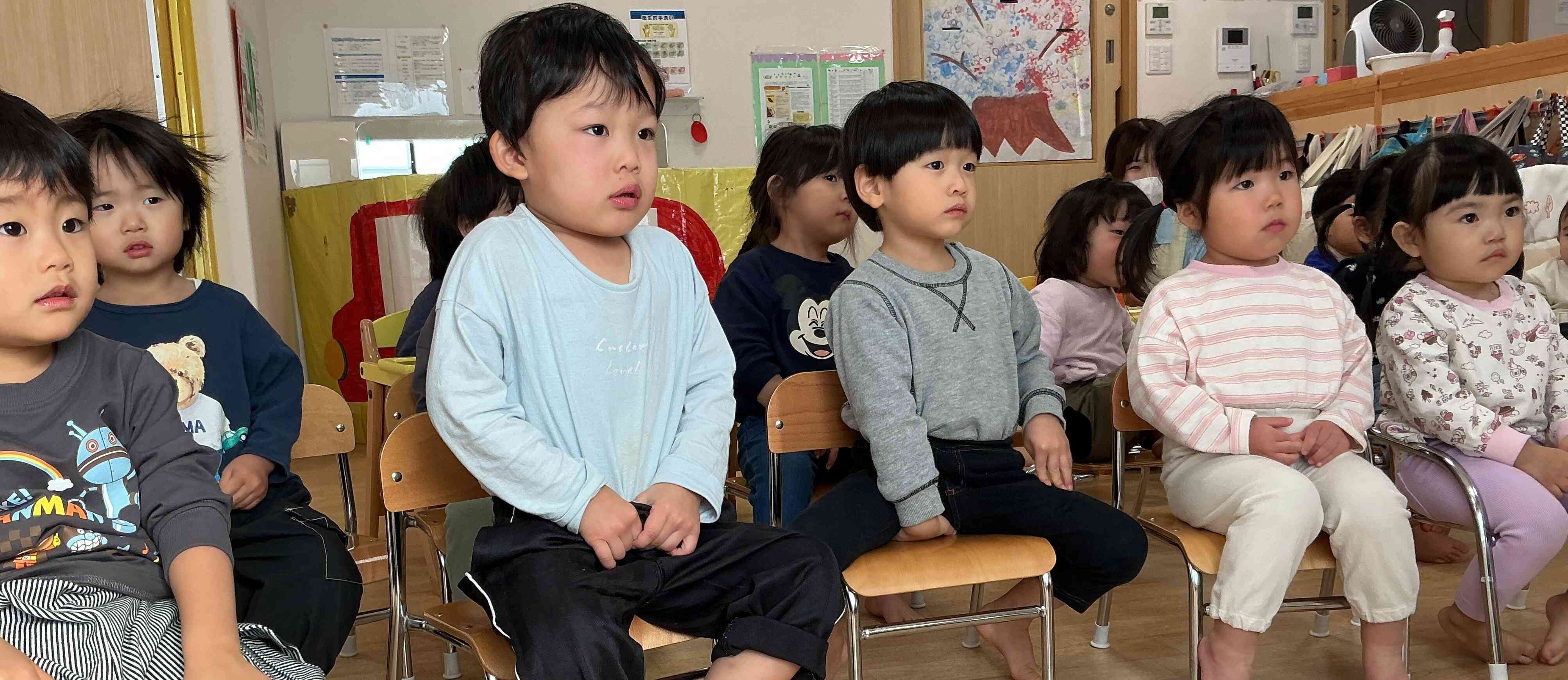 真剣に見入る子どもたちでした。「ありがとう」の気持ちを大事にすくすくと育ってほしいです。