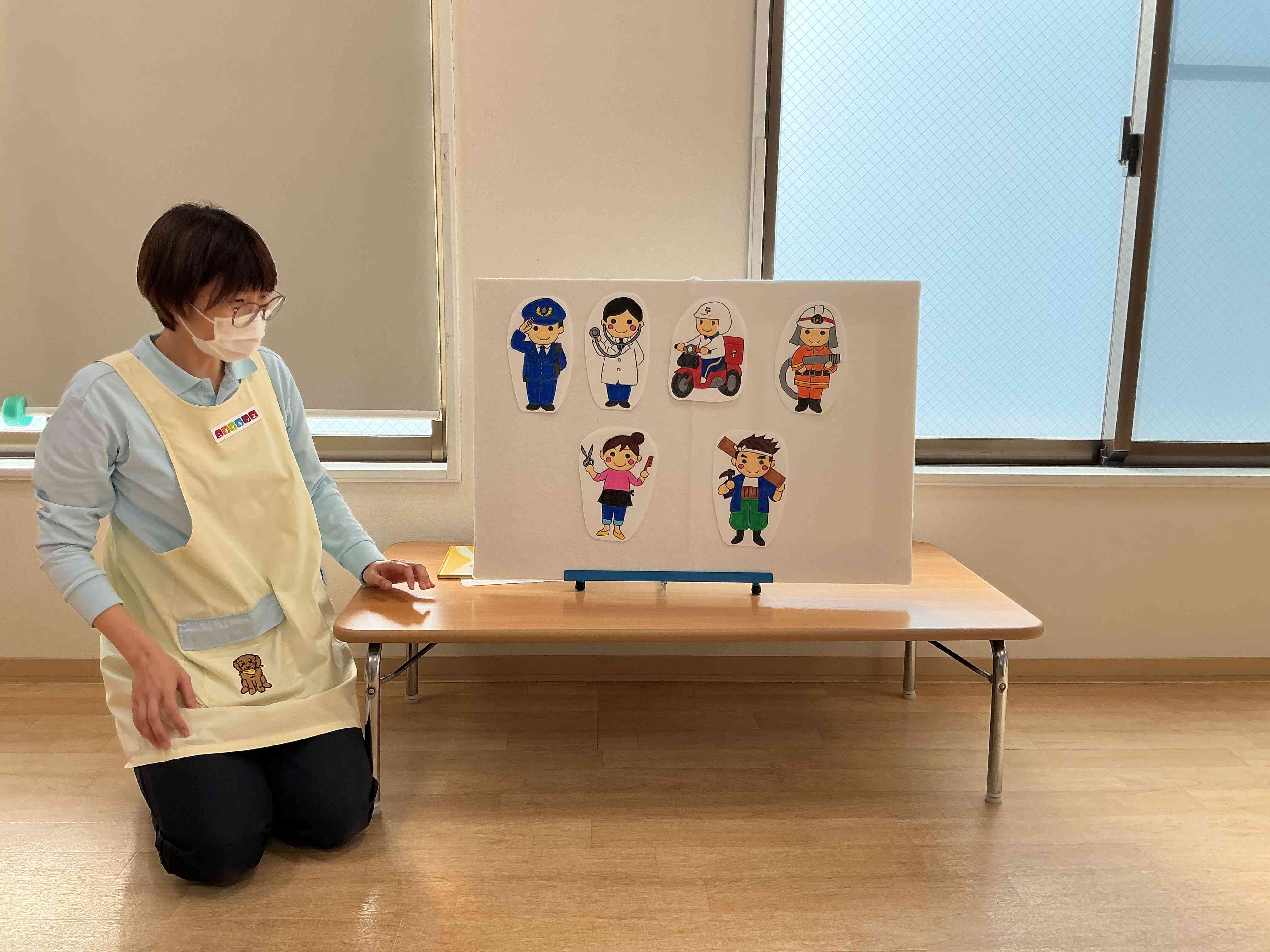 先生からは「お仕事当てクイズのパネルシアター」を見て子どもたちが答えました。美容師さんは正解でしたが大工さんは難しかったようです