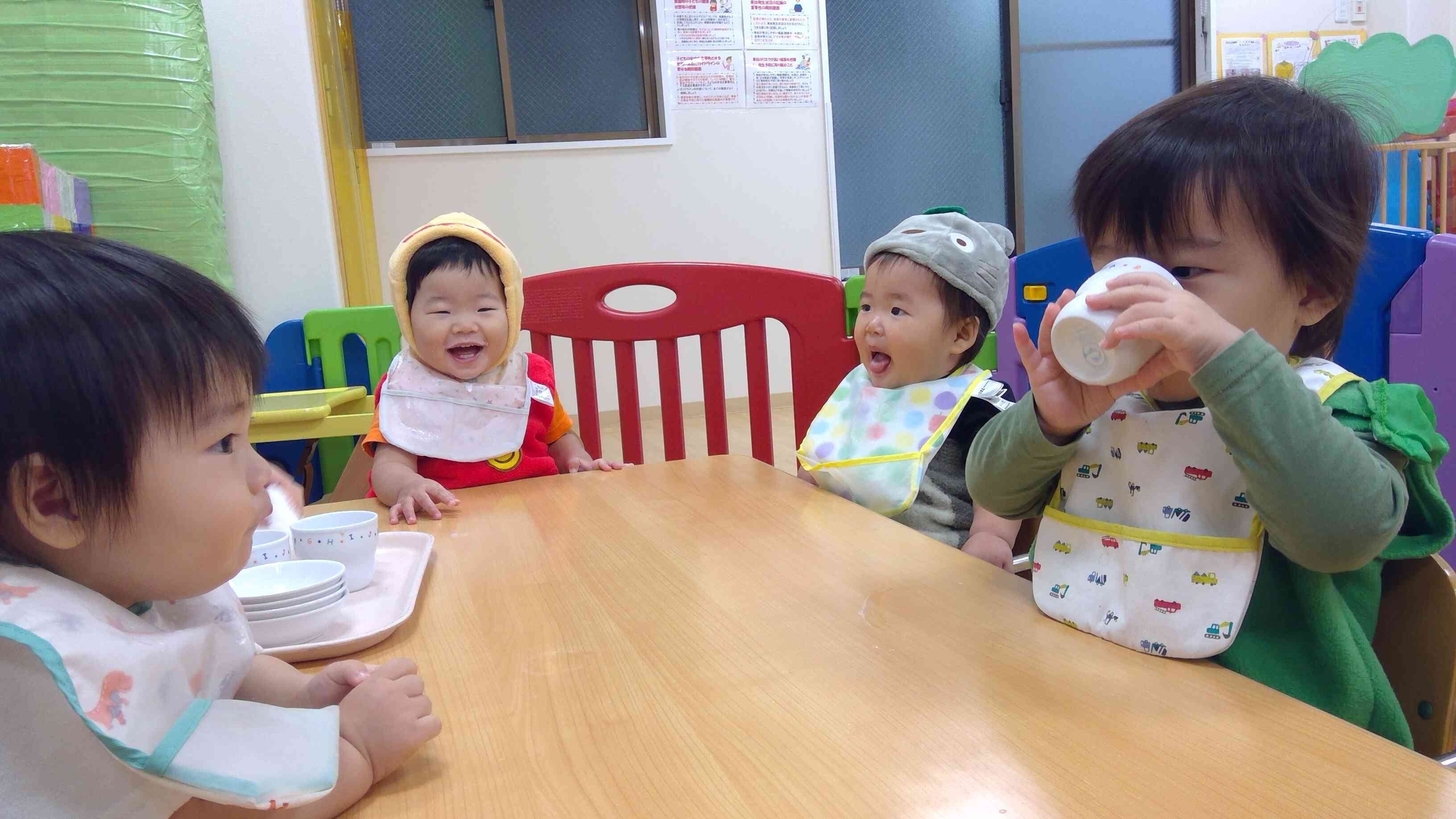 ０歳児クラス、朝おやつの一コマ。楽しそうな雰囲気が伝わります