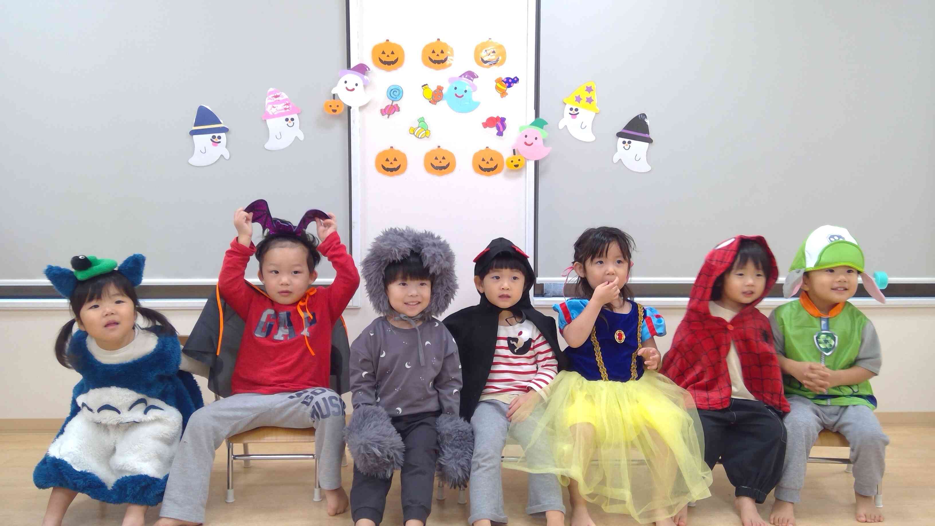 月の行事は全クラス合同で行います。先日のハロウィンの集い（２歳児クラスの記念写真です）