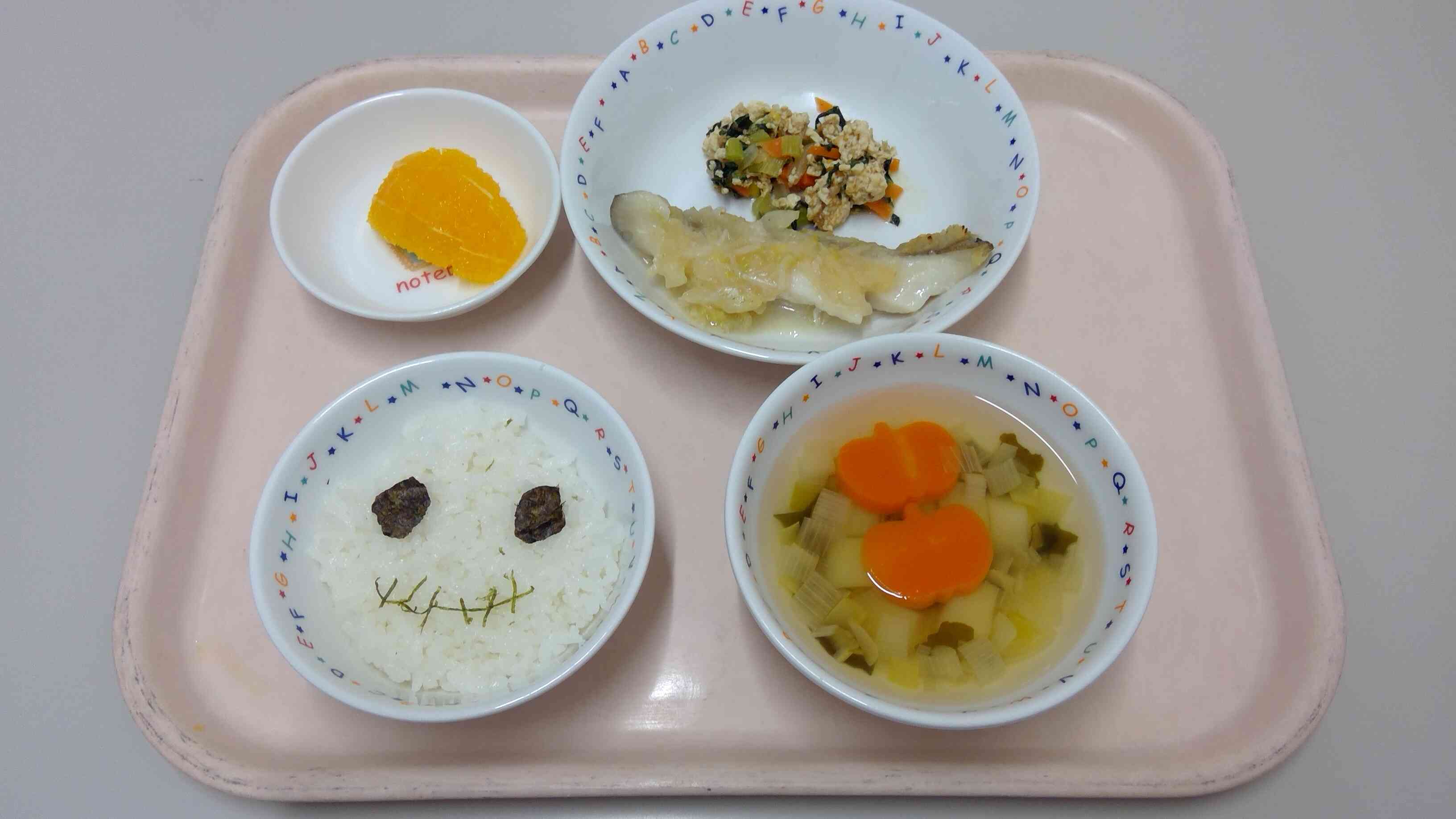 給食の先生が海苔でお顔を作ってくれました。お汁の人参はかぼちゃの形に変身しています。