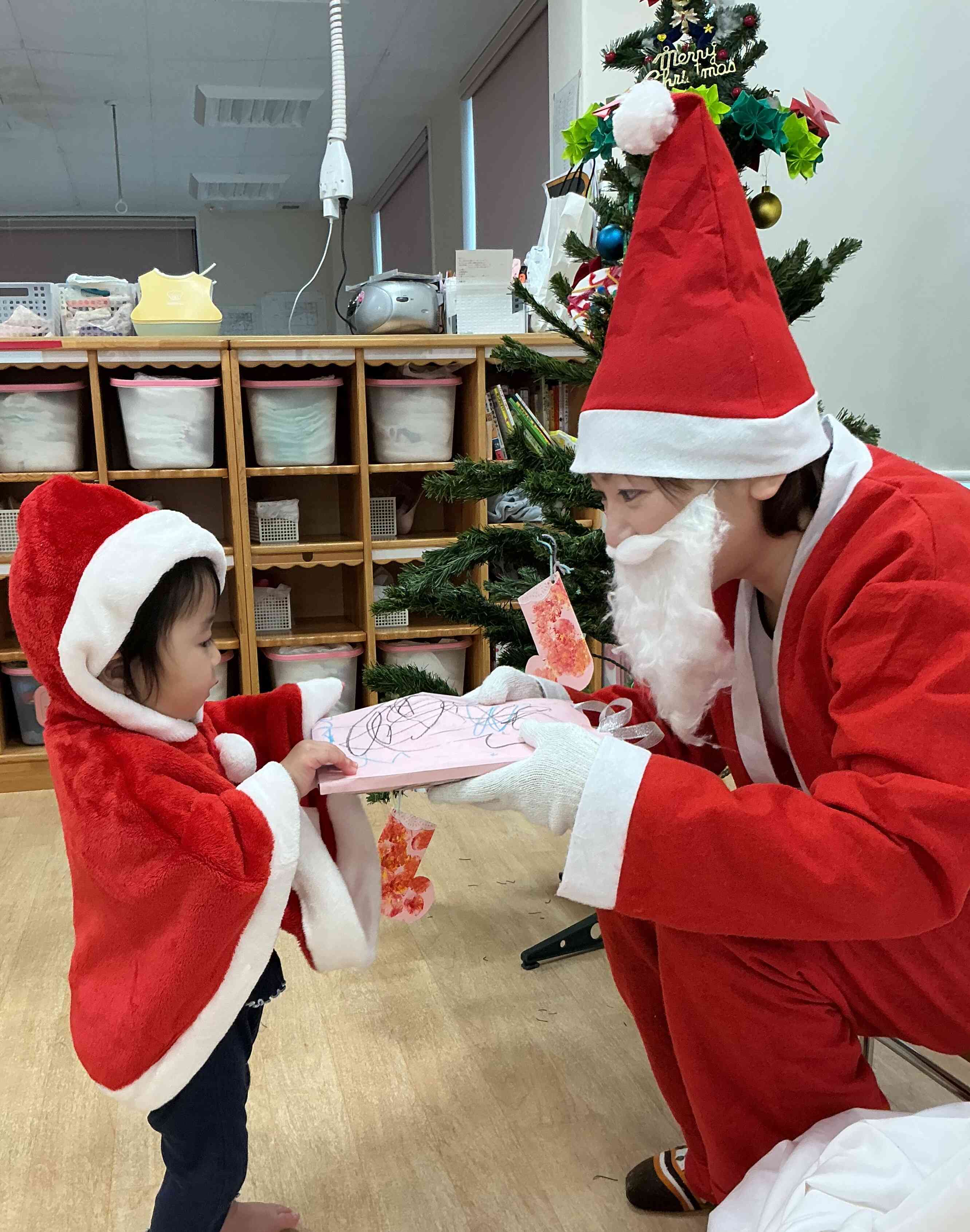 月の行事は全クラス合同で行います。先日のクリスマス会の一コマです