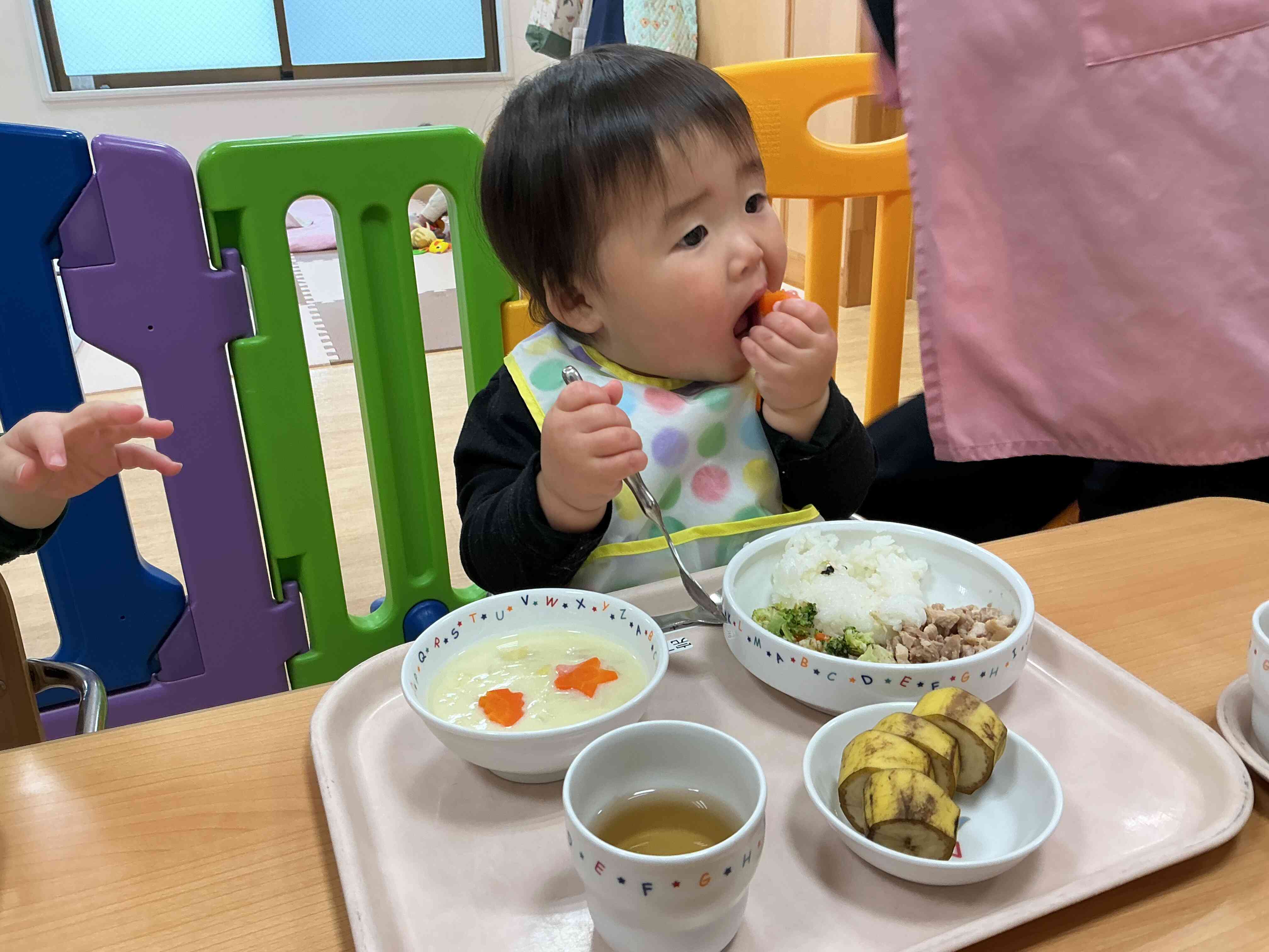 ０歳児クラスの子どもたちはなぜか人参から食べていました