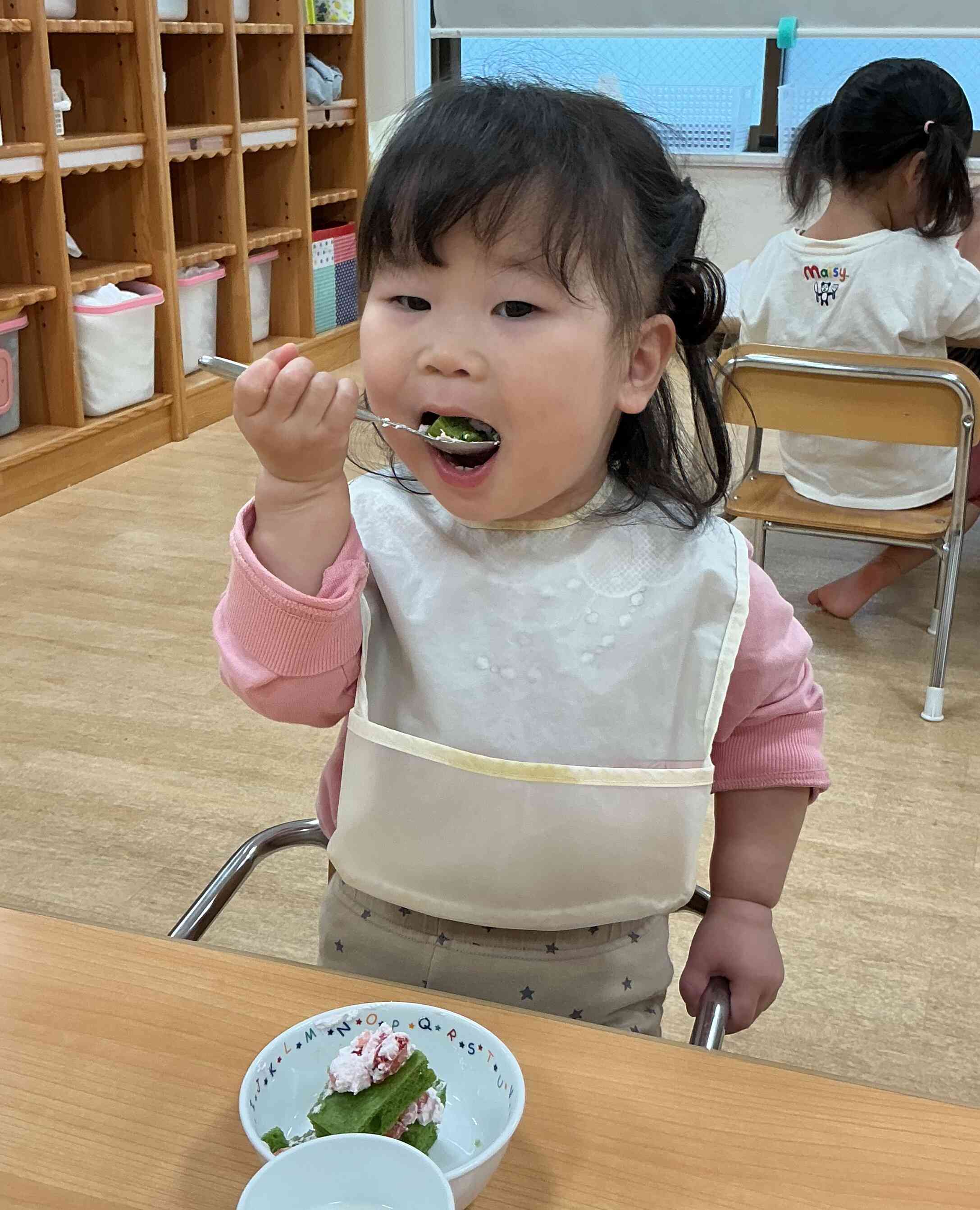 パクパクとおいしそうに食べています