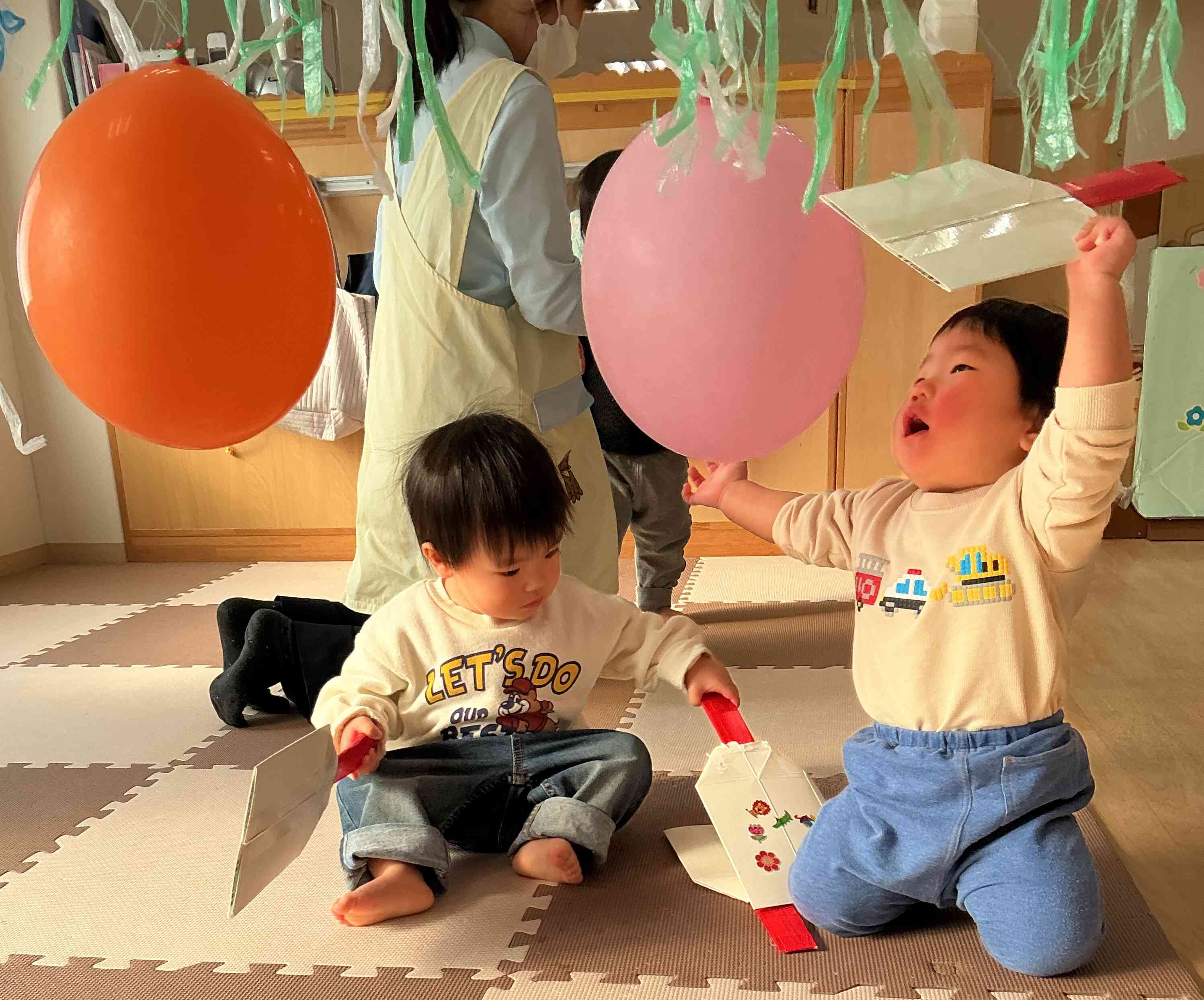 0歳児クラスの子どもたちもコーナーを分けて遊びました