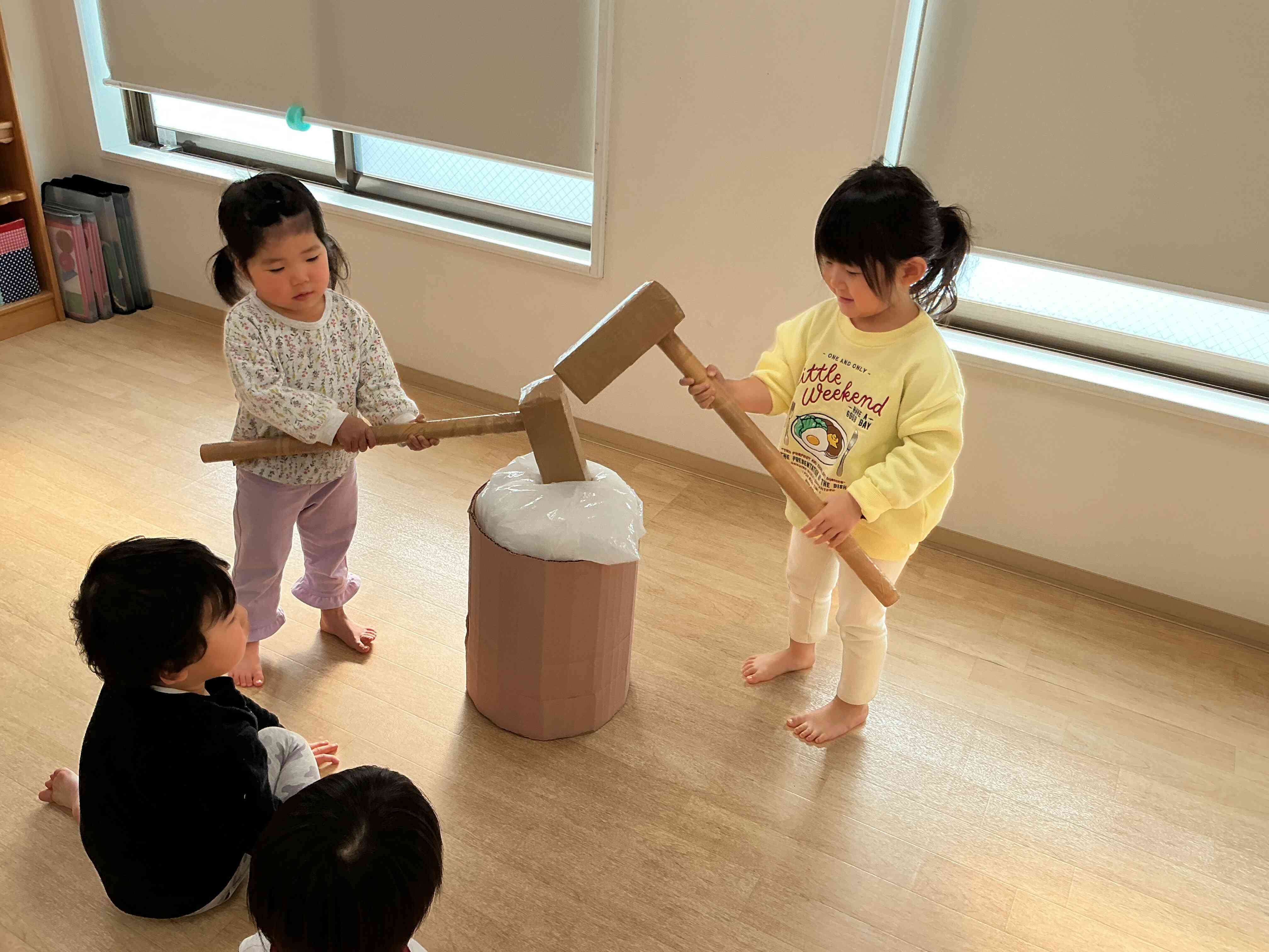 順番にテンポよくお餅つきをした2歳児クラスの子どもたち