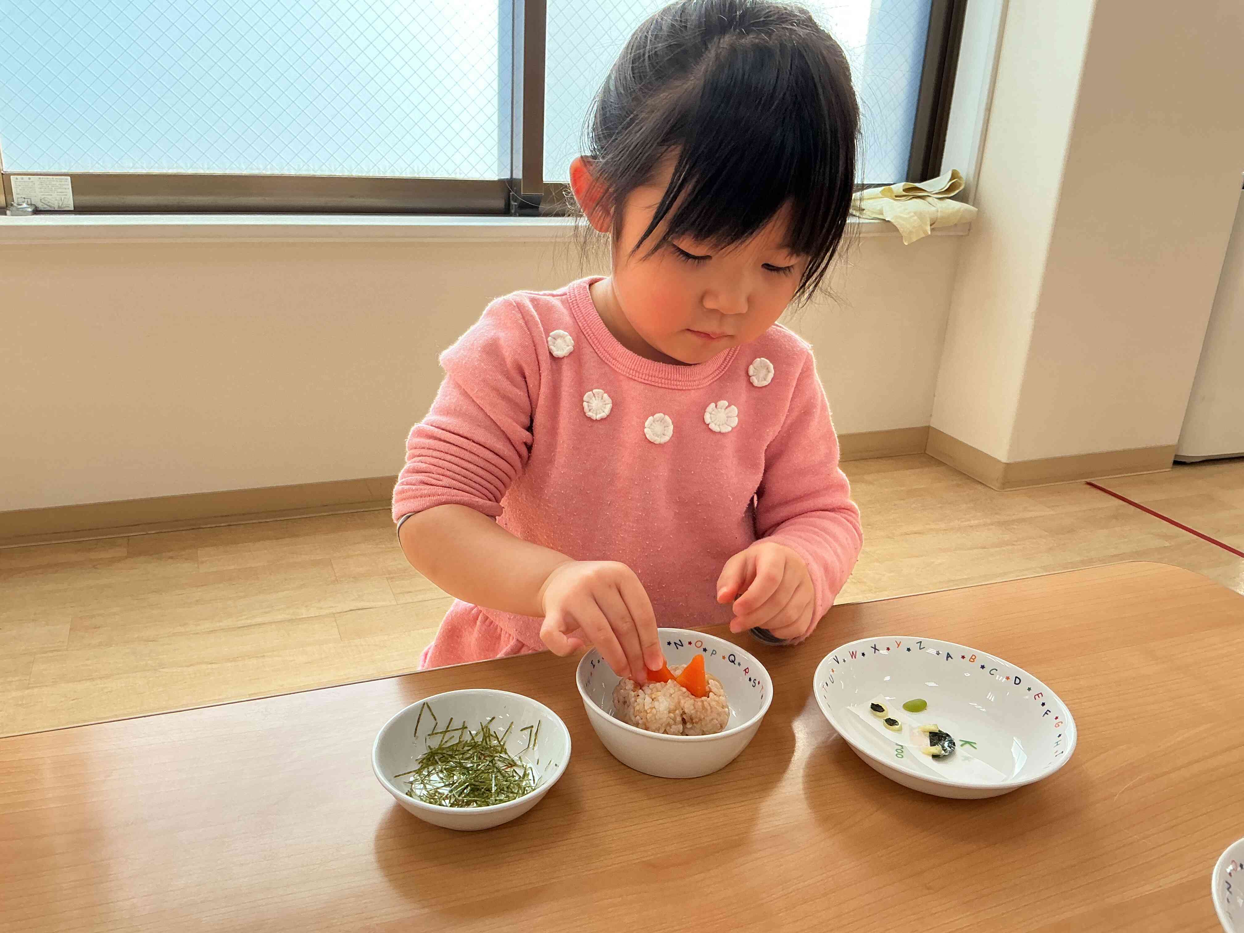 人参をおにぎりに突き刺して立体的な鬼が完成したね