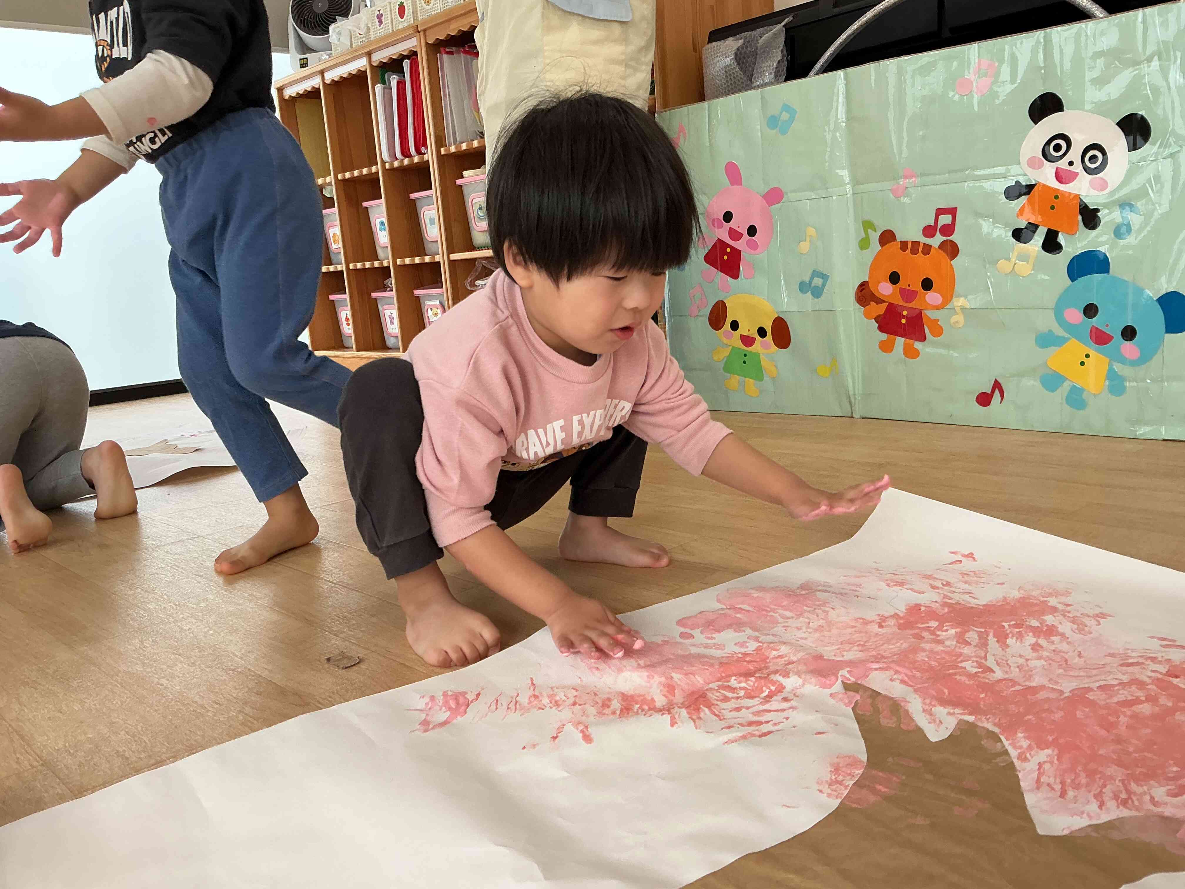 白色だった模造紙がだんだんとピンク色に変身したね
