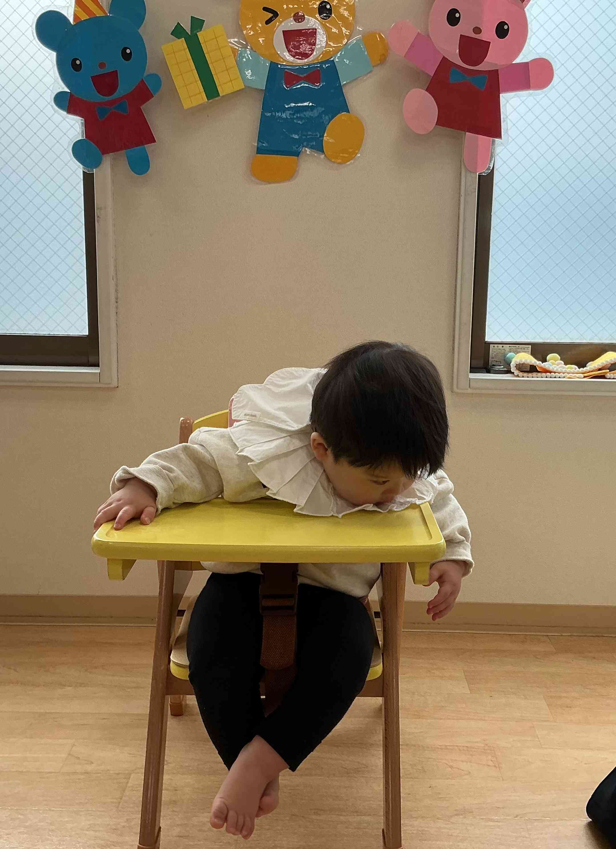 最近、お辞儀を覚えたM君。みんなにお歌でお祝いしてもらい、深々とお辞儀を披露してくれました。