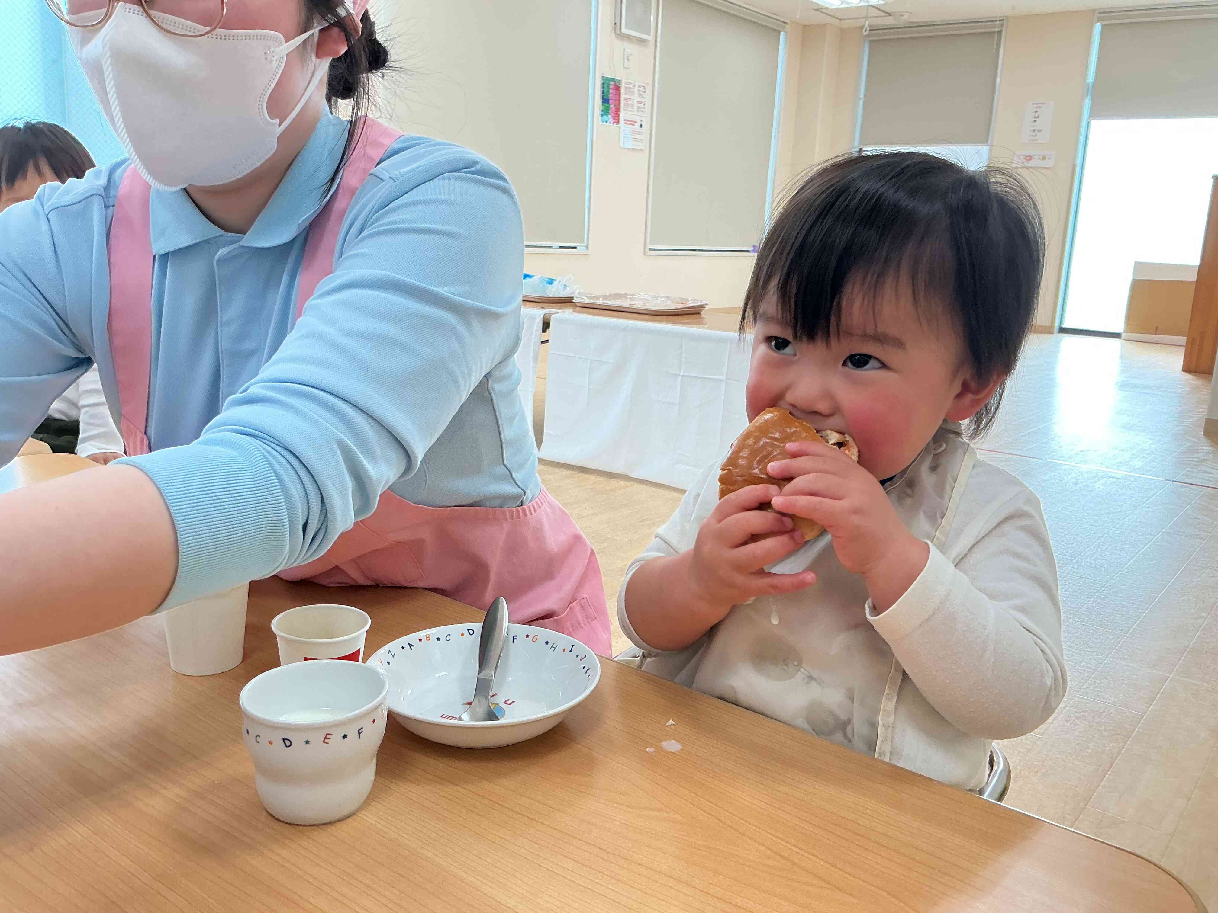 大きなお口でまるかぶり。上手に持ててるね
