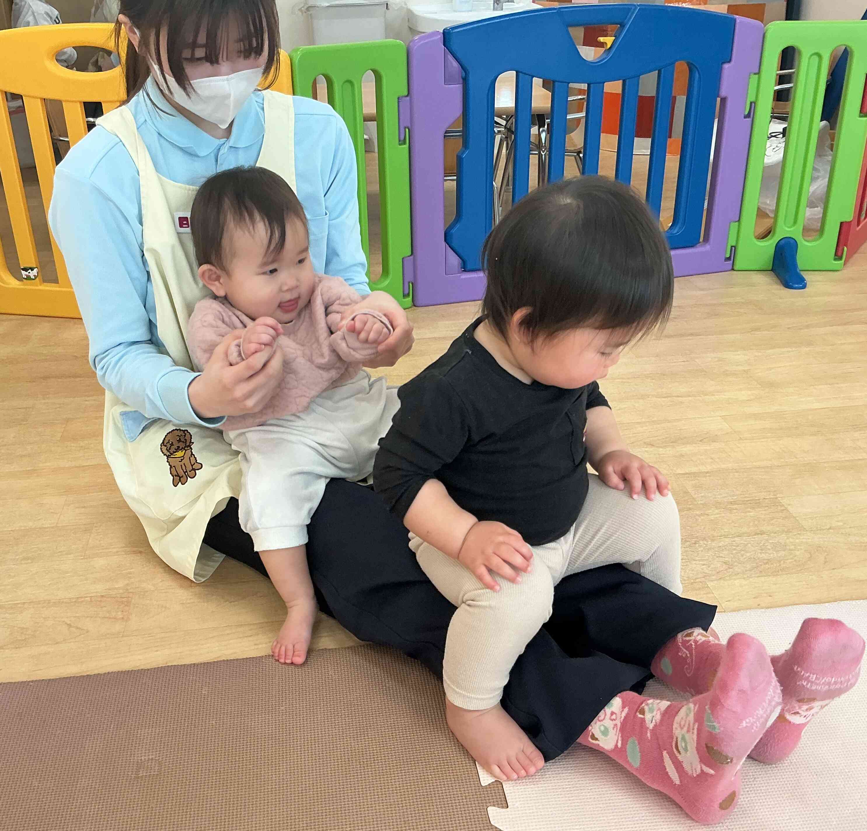 在園児たちも保育士と一緒にふれあい遊びを楽しみました