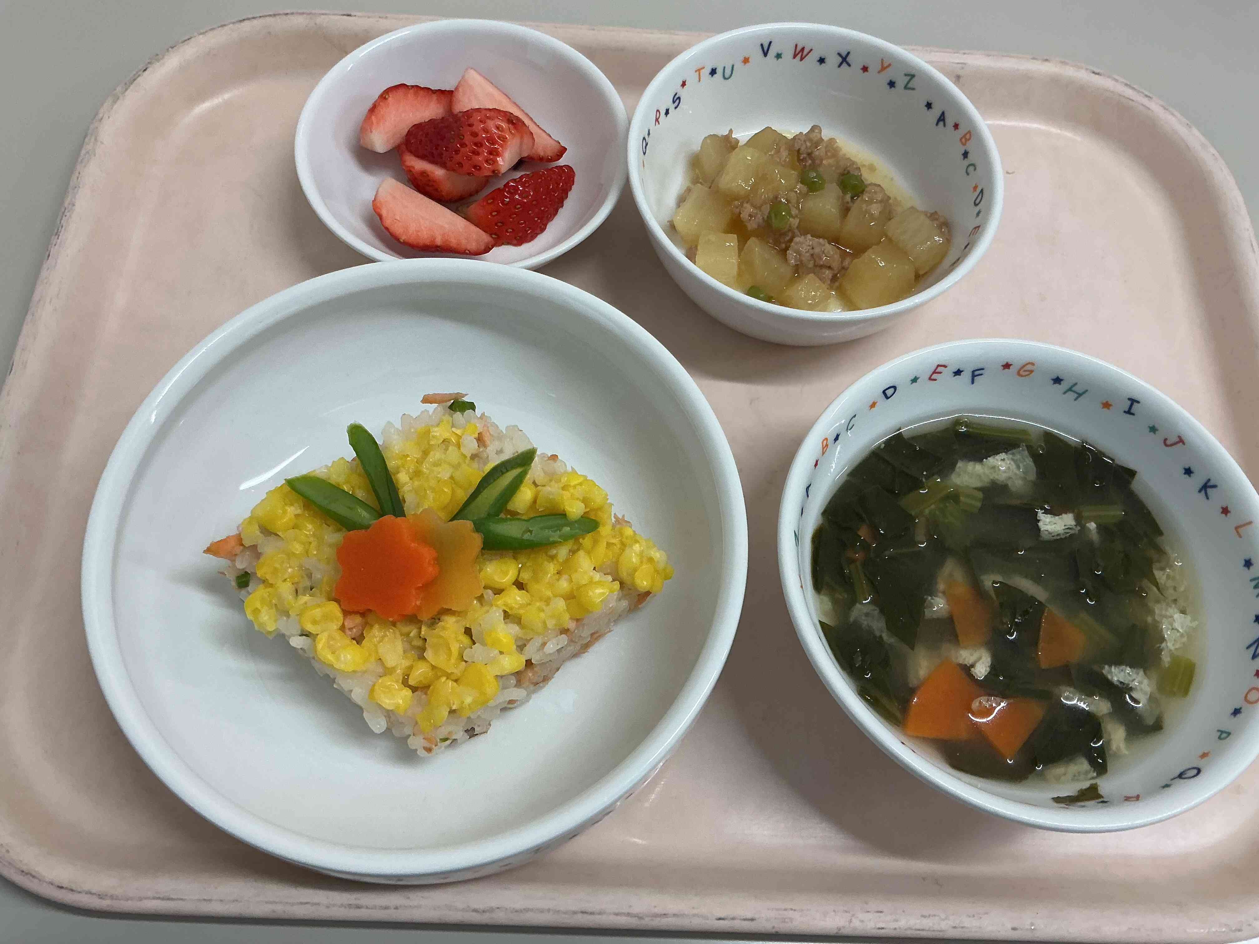 この日の給食は鮭の混ぜずしでした