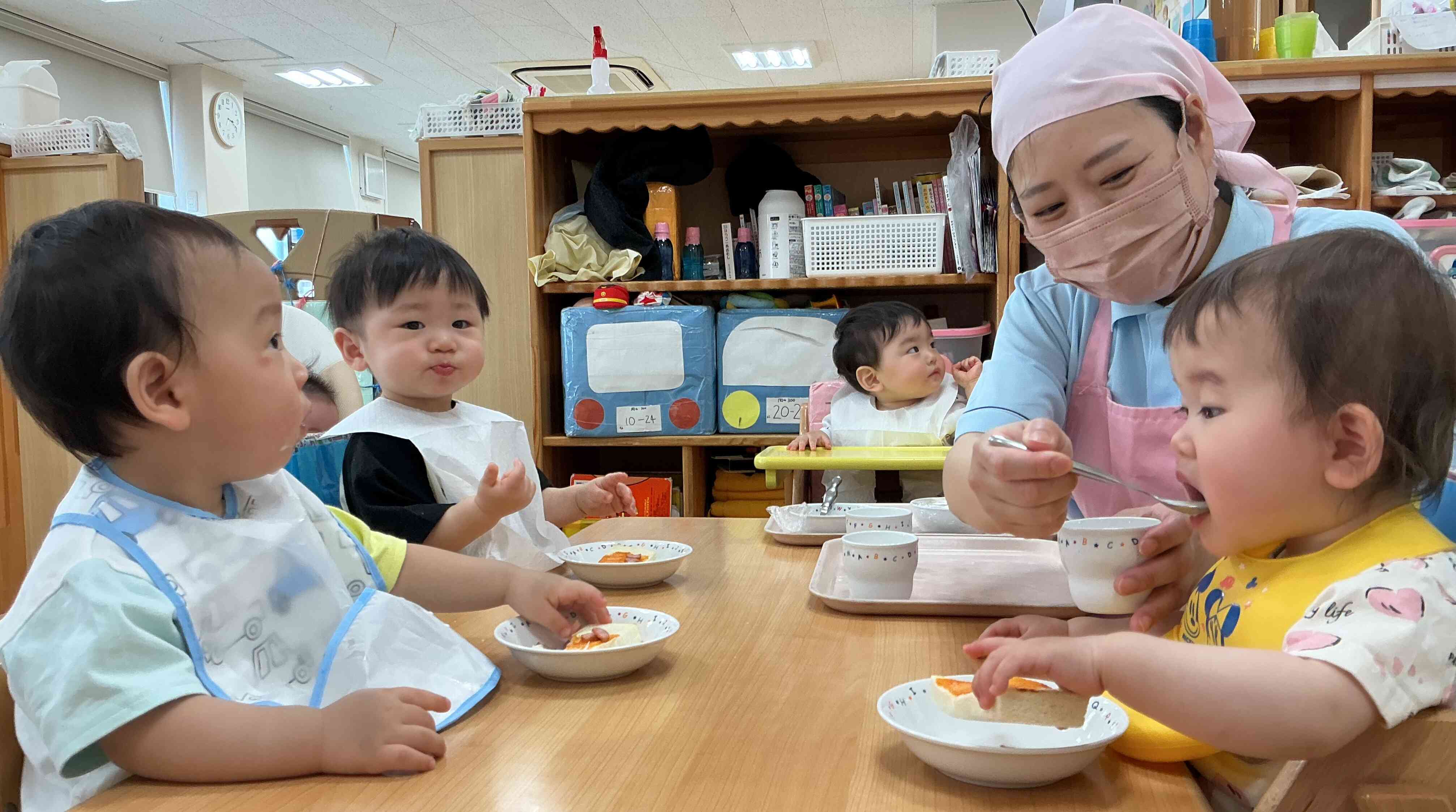 0歳児クラスの子どもたちも先生に小さくちぎってもらってもぐもぐ食べましたね