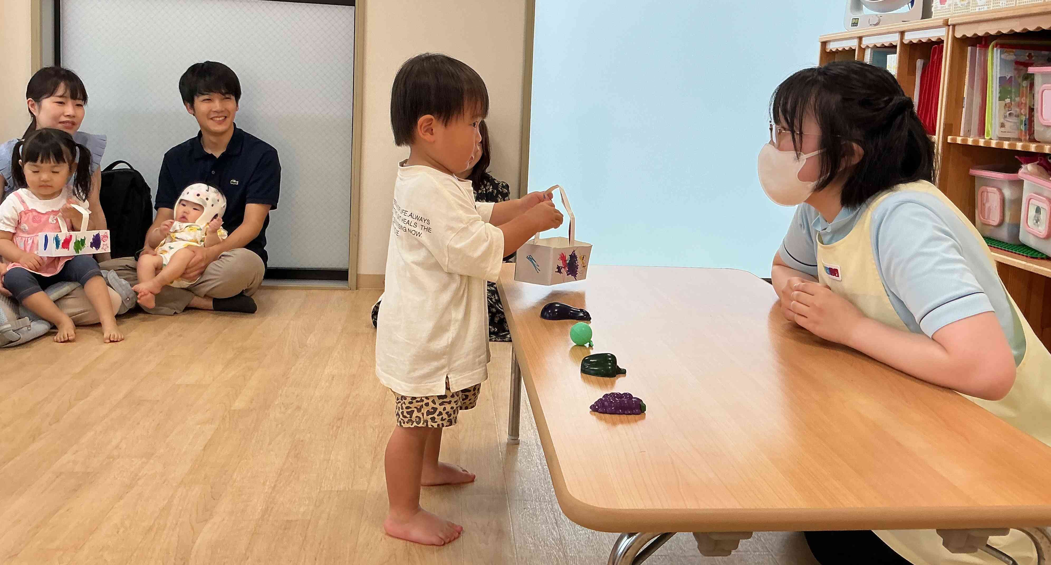 「これください」と先生に言っています
