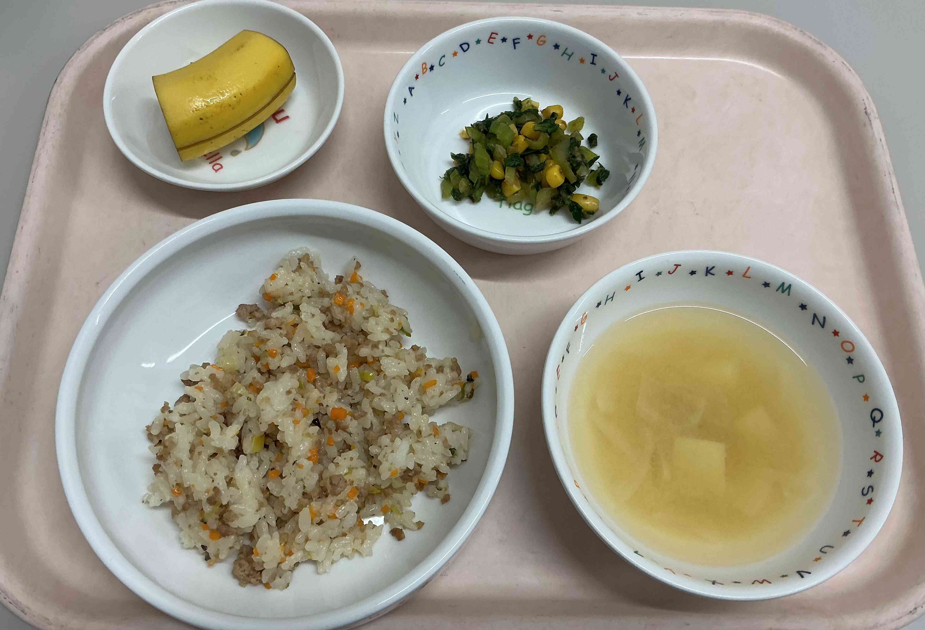 今日の給食は五目炒飯、じゃがいものおみそ汁、チンゲン菜のおかか和えでした