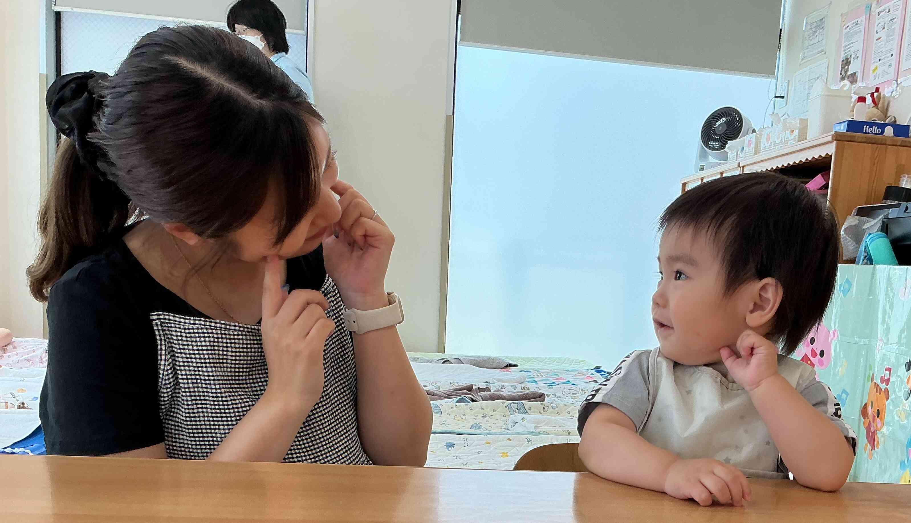 これから給食の時間だよ~。親子で揃ってニコ。とってもいい写真が撮れました