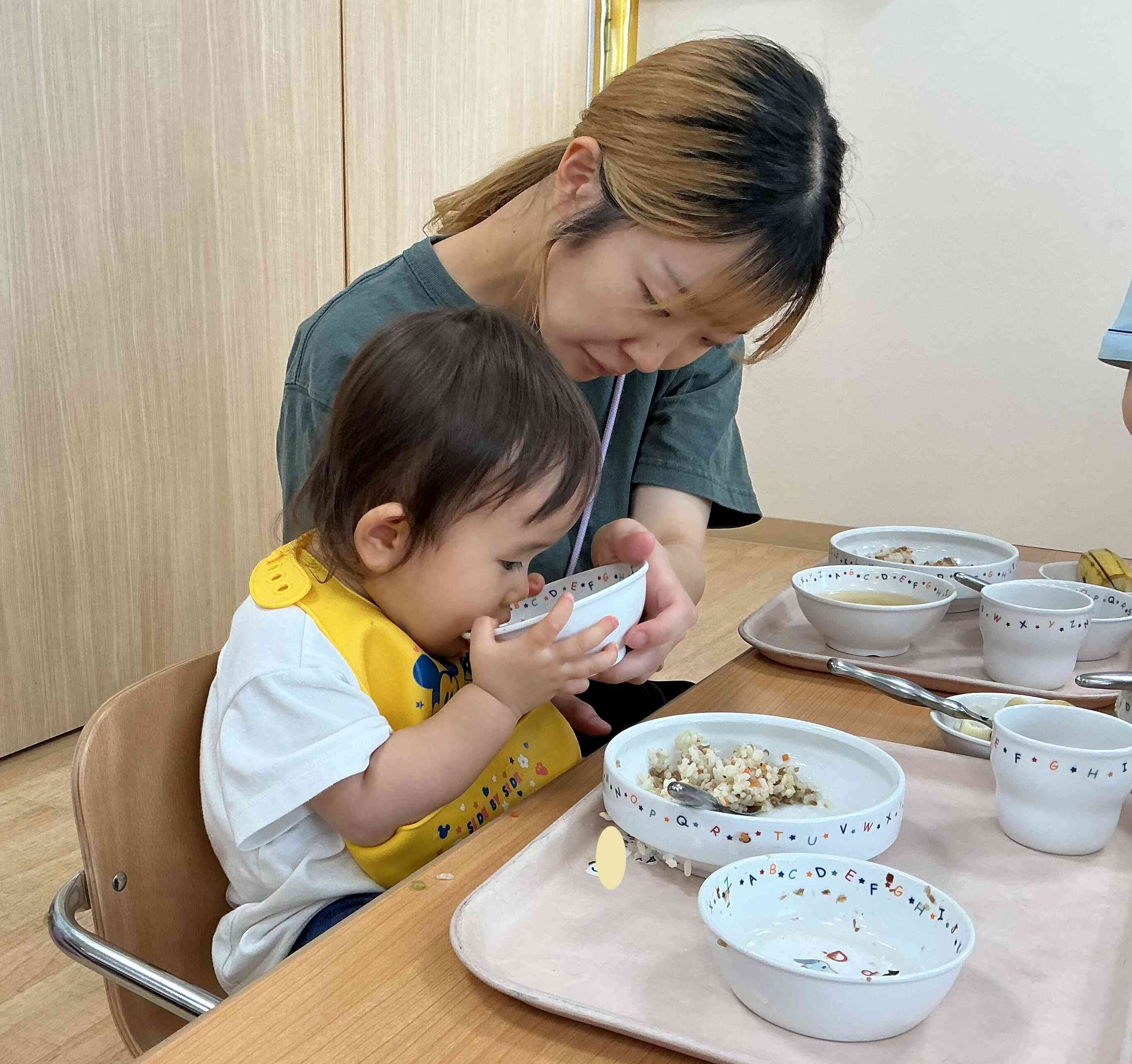 上手にお汁も飲めるようになりました。ママ、見ててね
