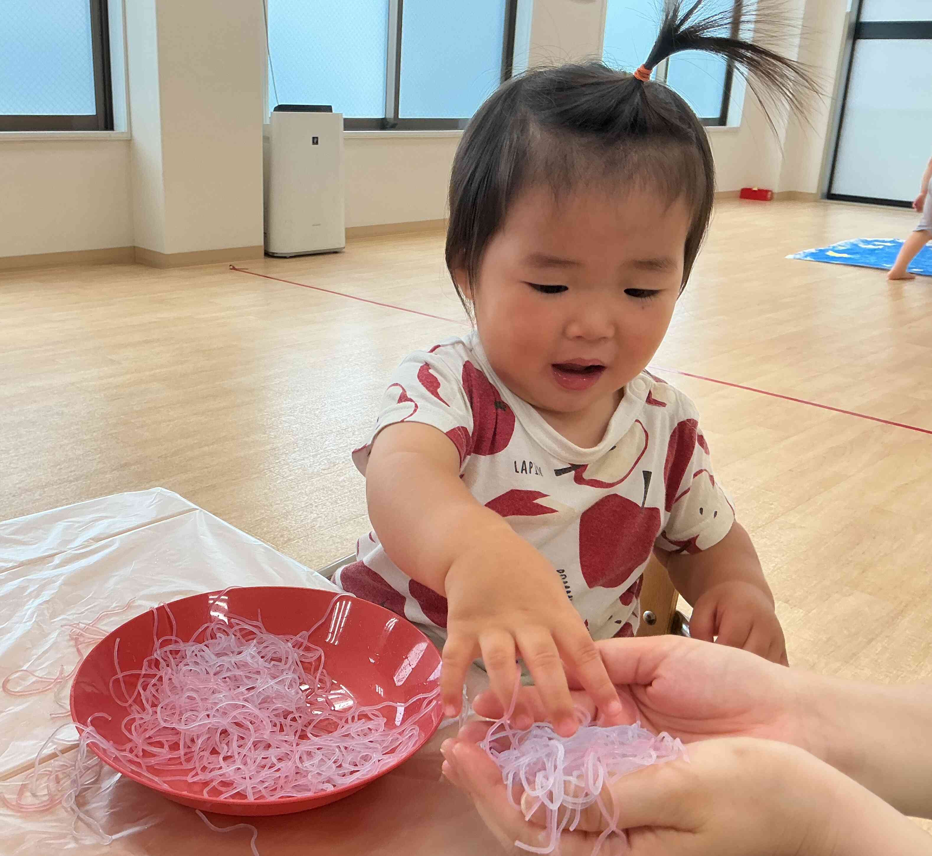 先生にも分けてあげるね。はい、どうぞ