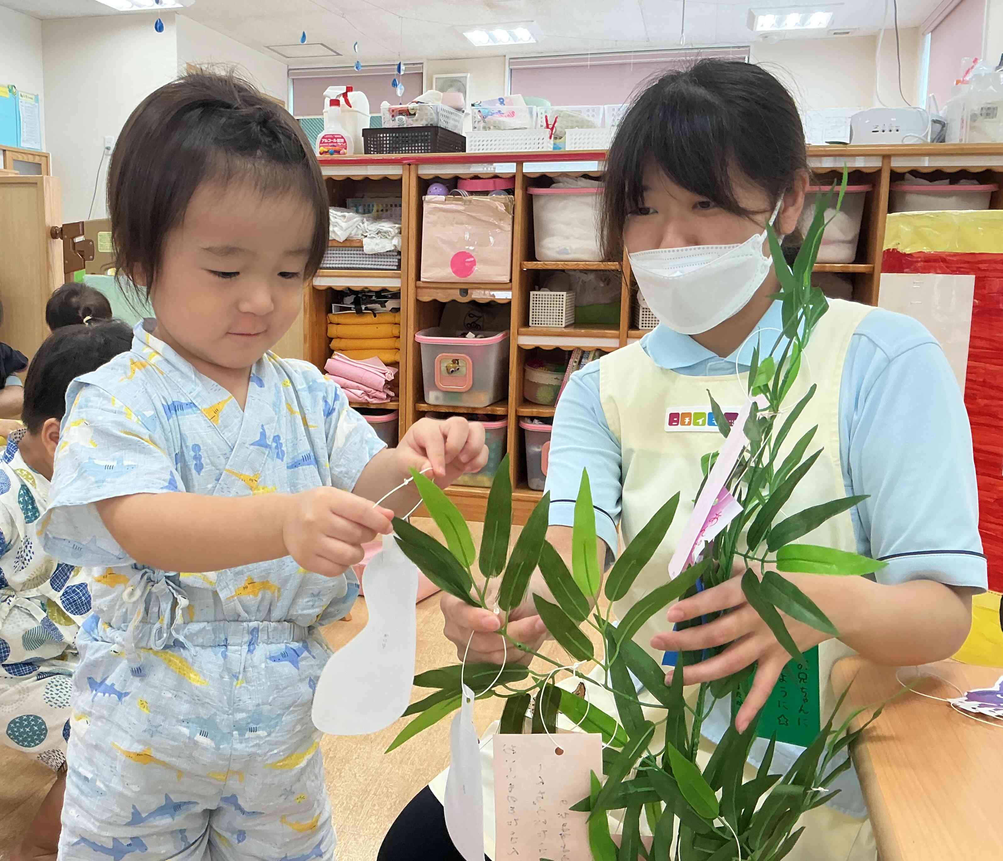 １歳児クラスは足スタンプで茄子を作ったね