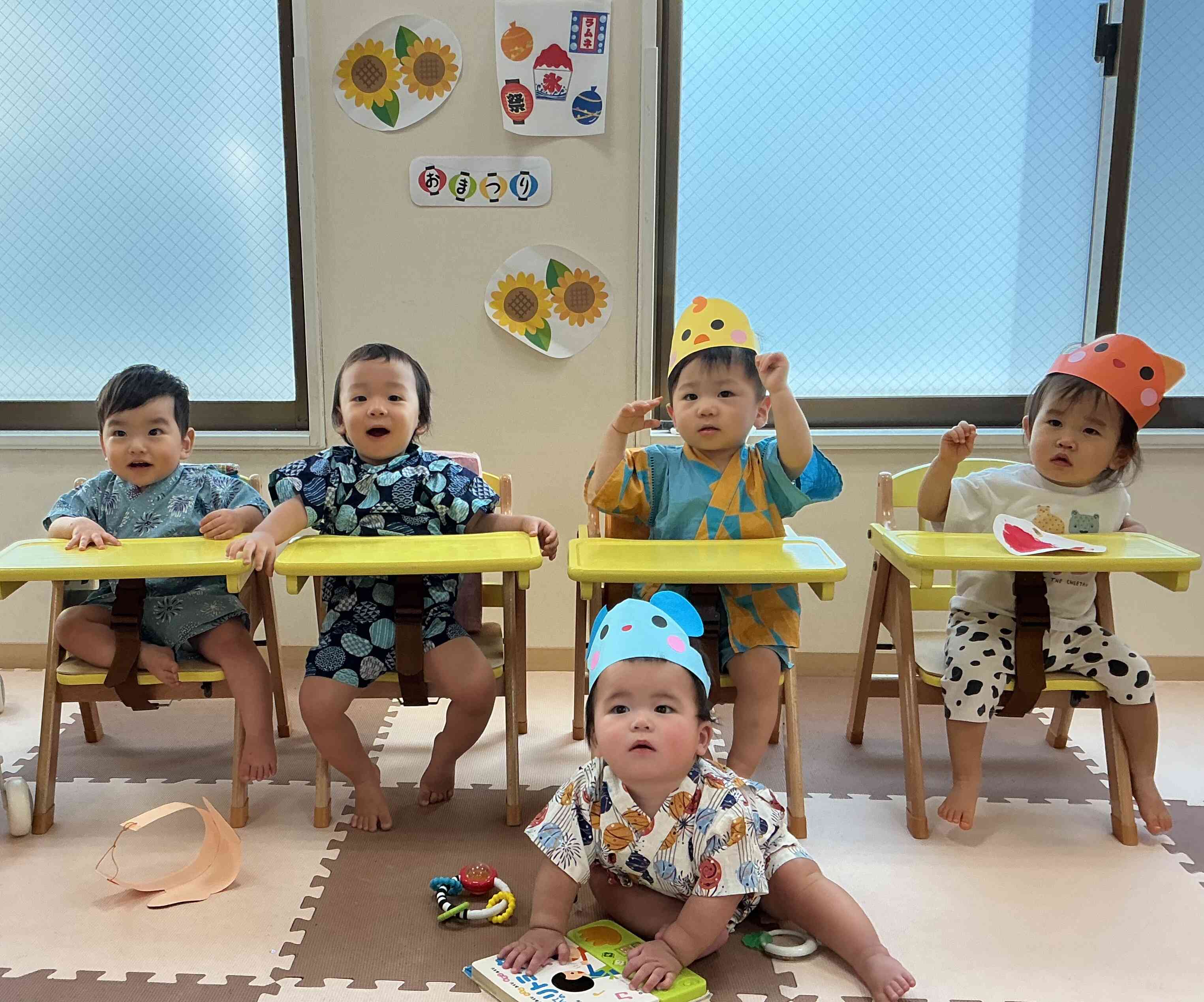 月の行事は全クラス合同で行います。先日の夏祭りごっこの一コマです