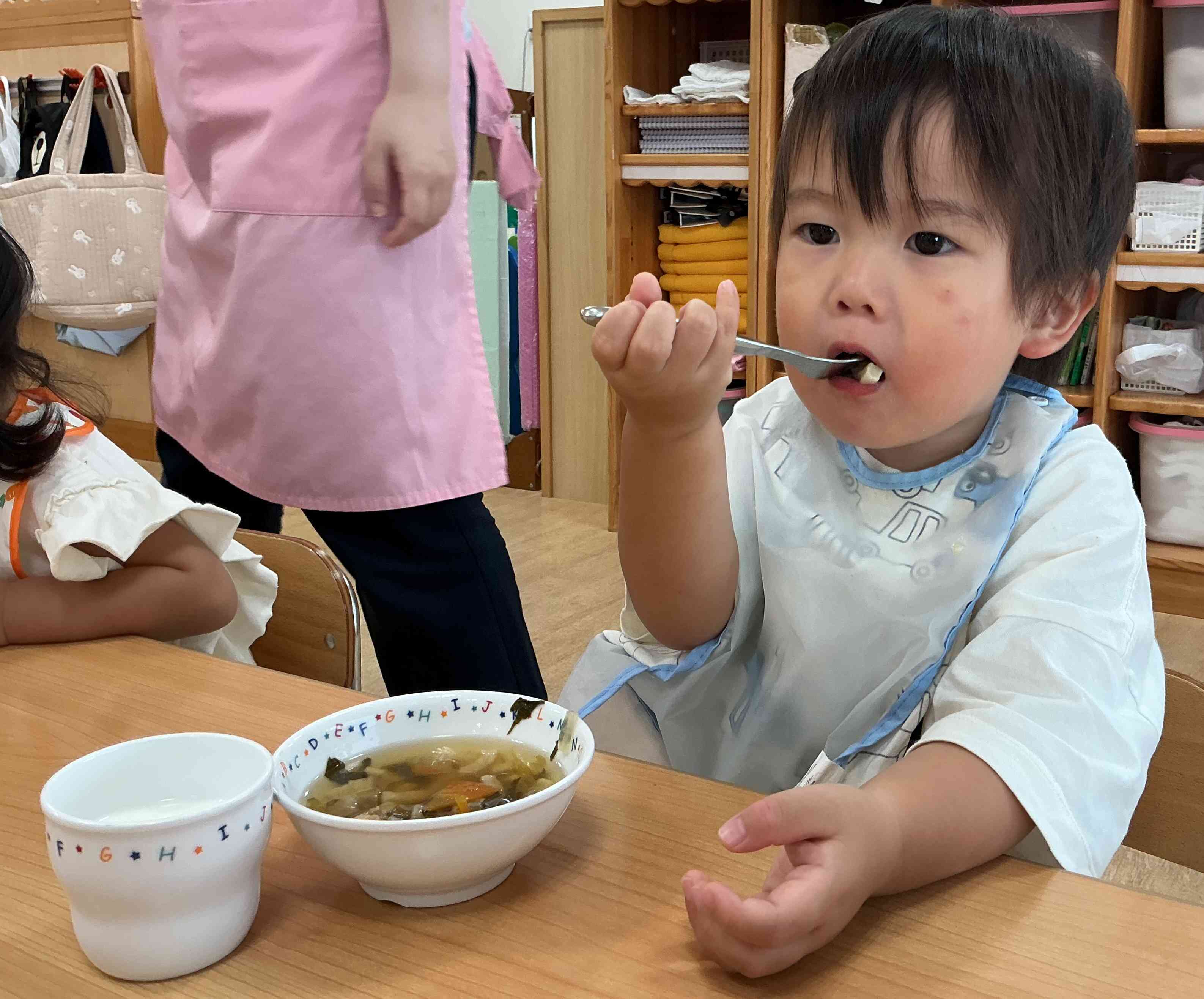 人参。大根。この葉っぱは何かなぁ?と一つ一つの食材に興味を持っていました。毎月の食育活動が定着しています