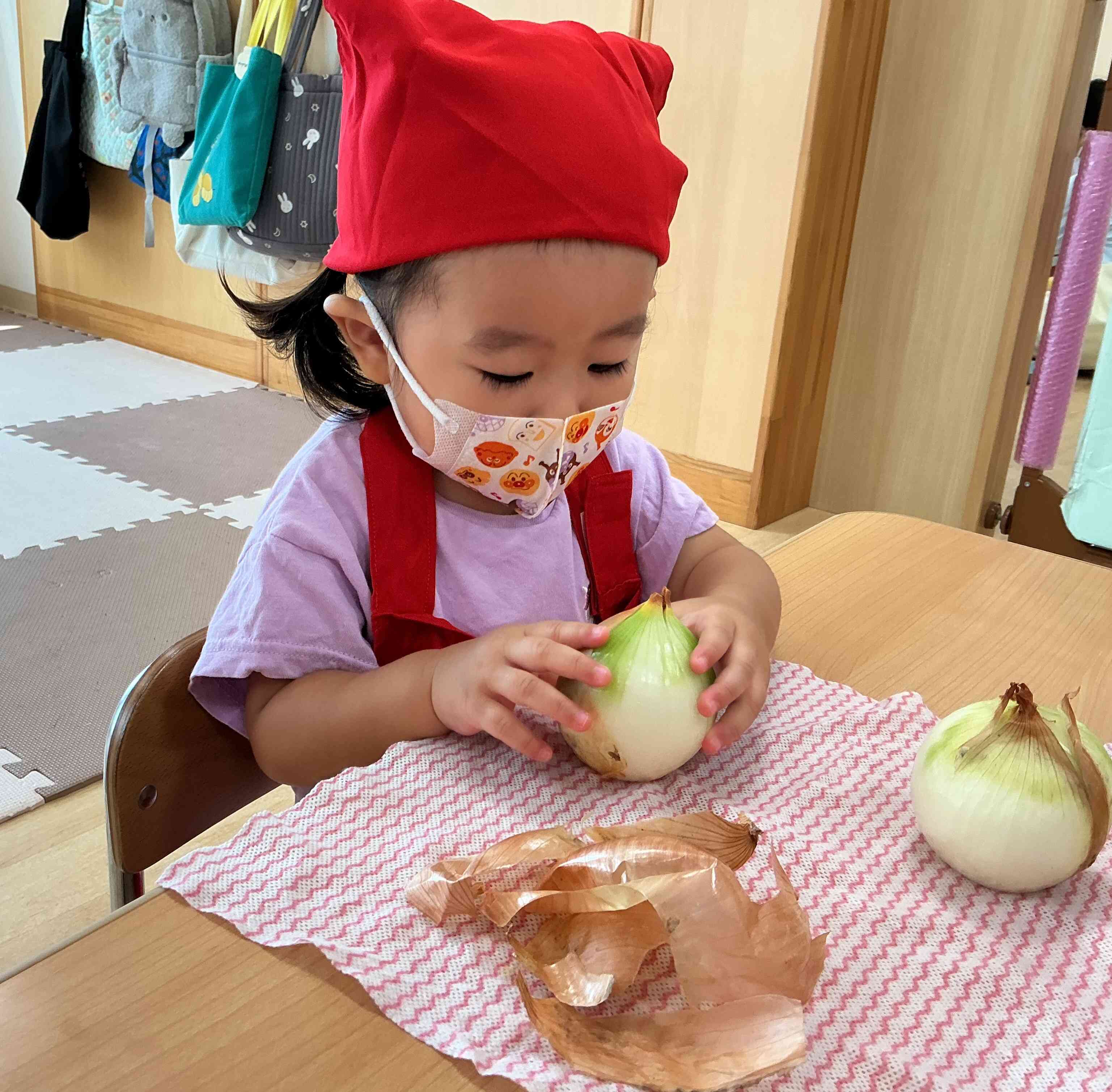 玉ねぎの皮むき担当のYちゃん。