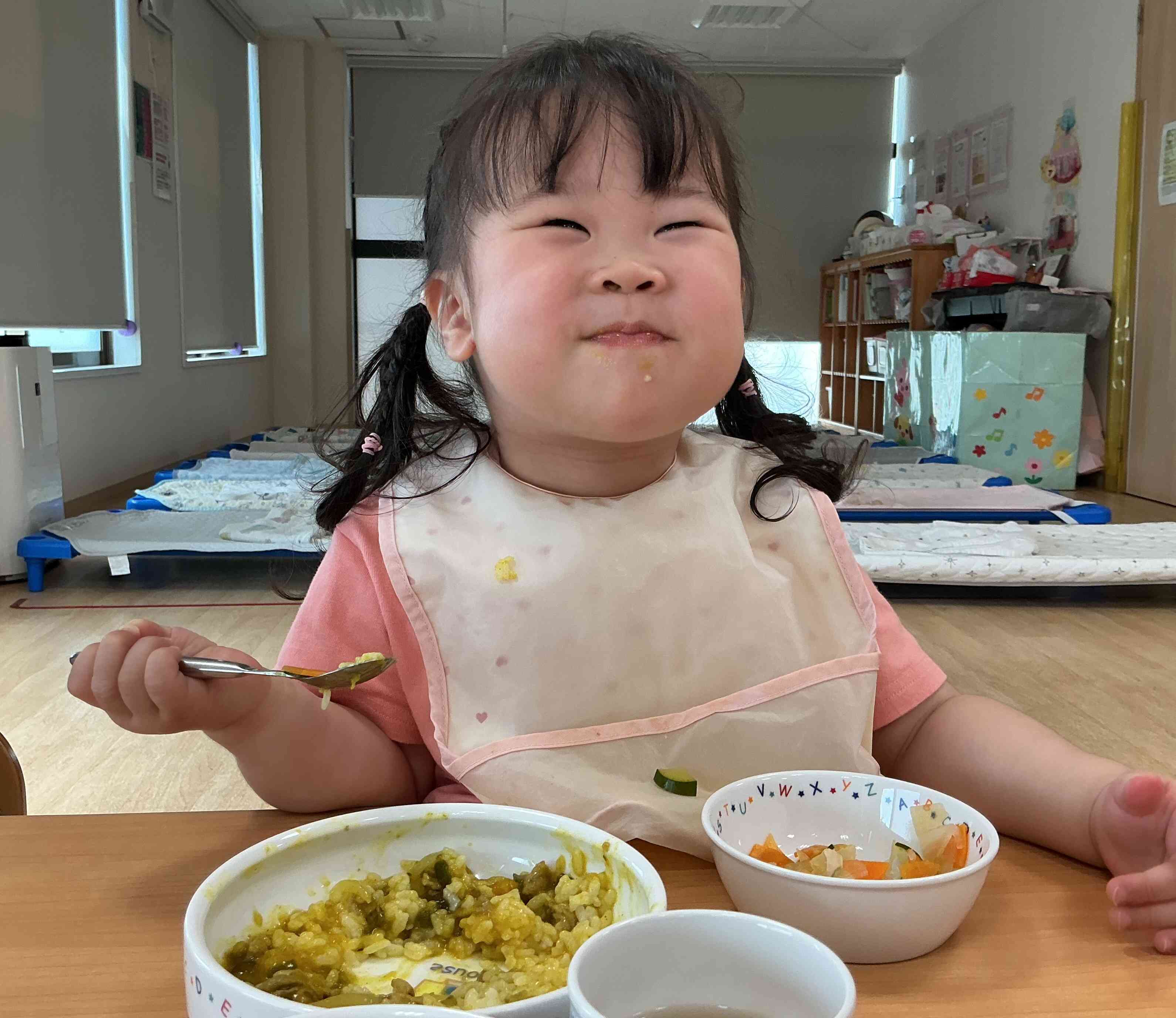 このように毎月、給食スタッフと一緒に楽しく食育活動を実施しています