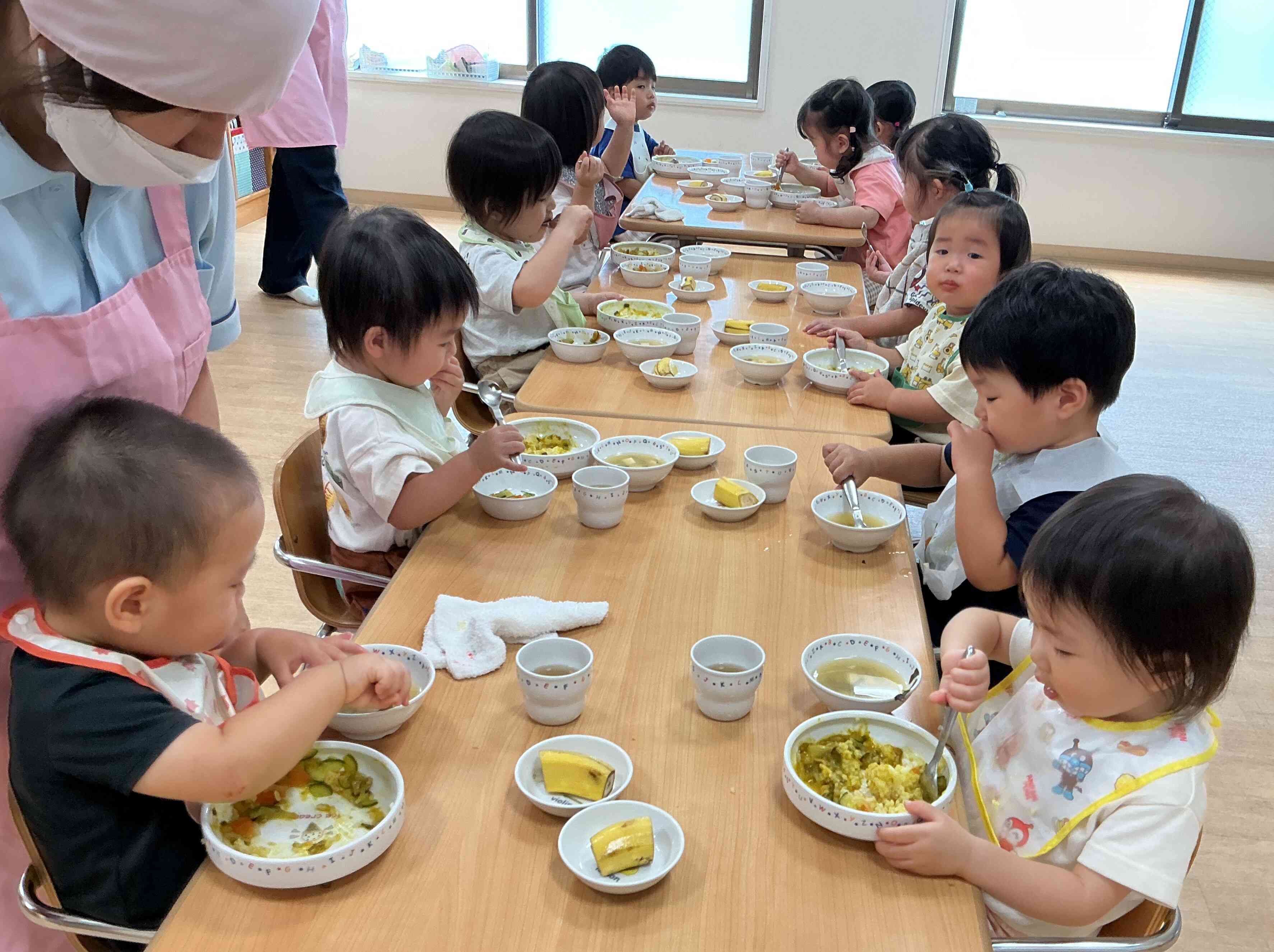 1歳児クラスのお友達ももくもくと食べていましたよ