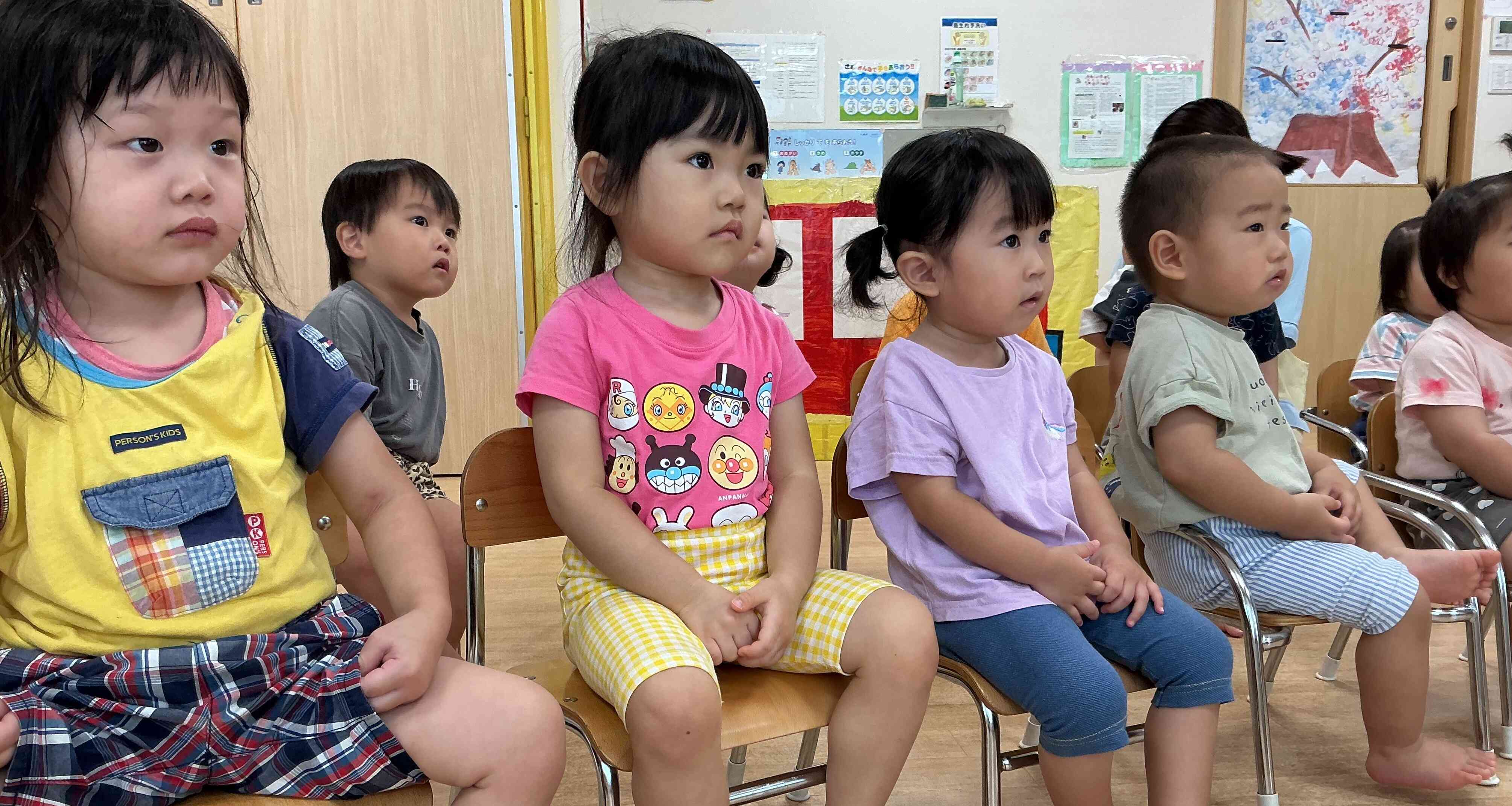 シアターの話を真剣に聞き、次の展開が楽しみな様子の子どもたちです