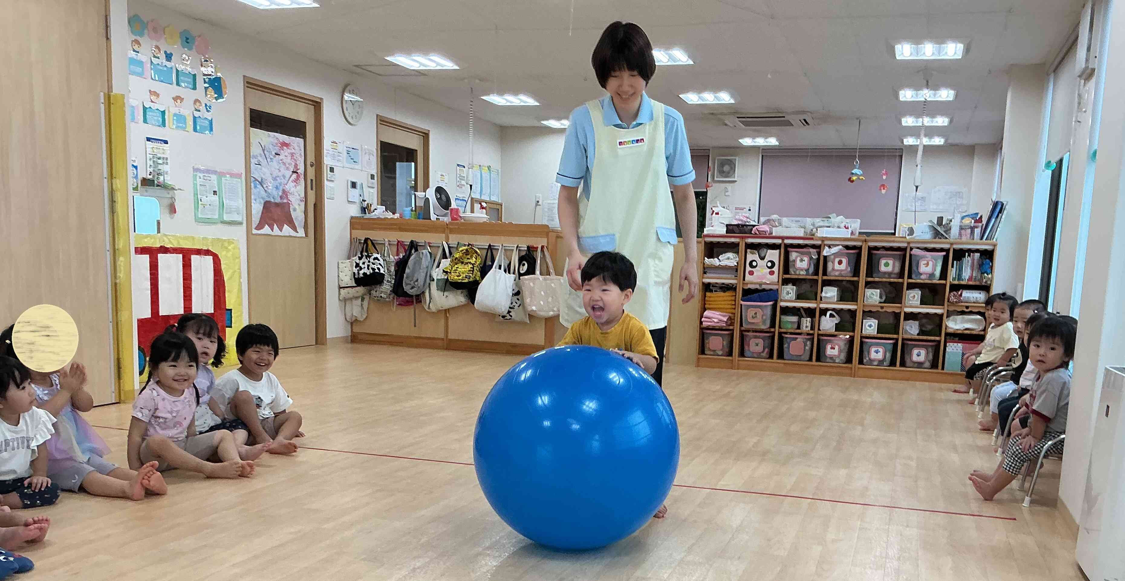 大玉転がしにも挑戦。玉乗りにならないように常に先生が側についています