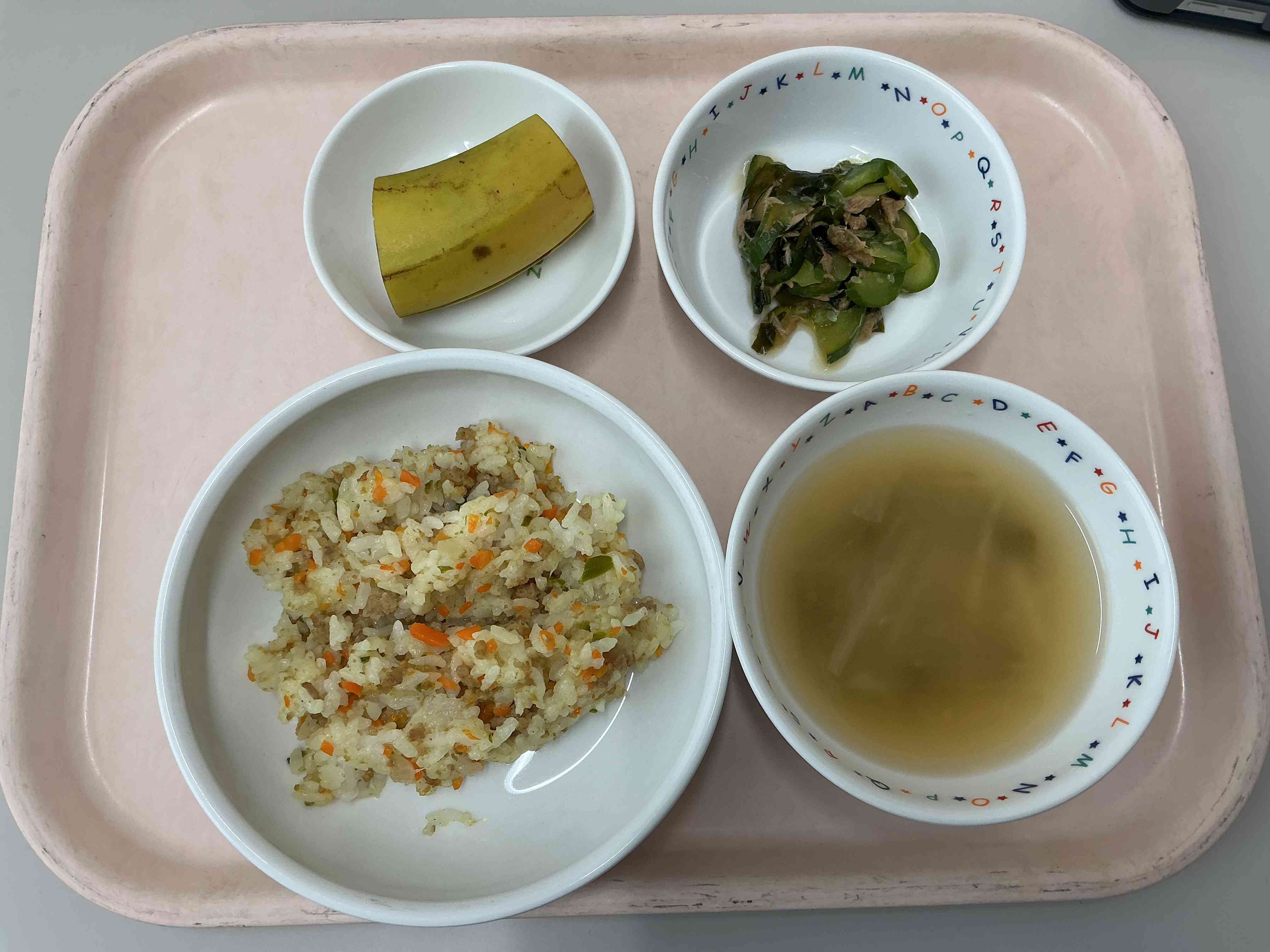 カレーピラフ、いんげんのおみそ汁、きゅうりとツナのサラダ、バナナ